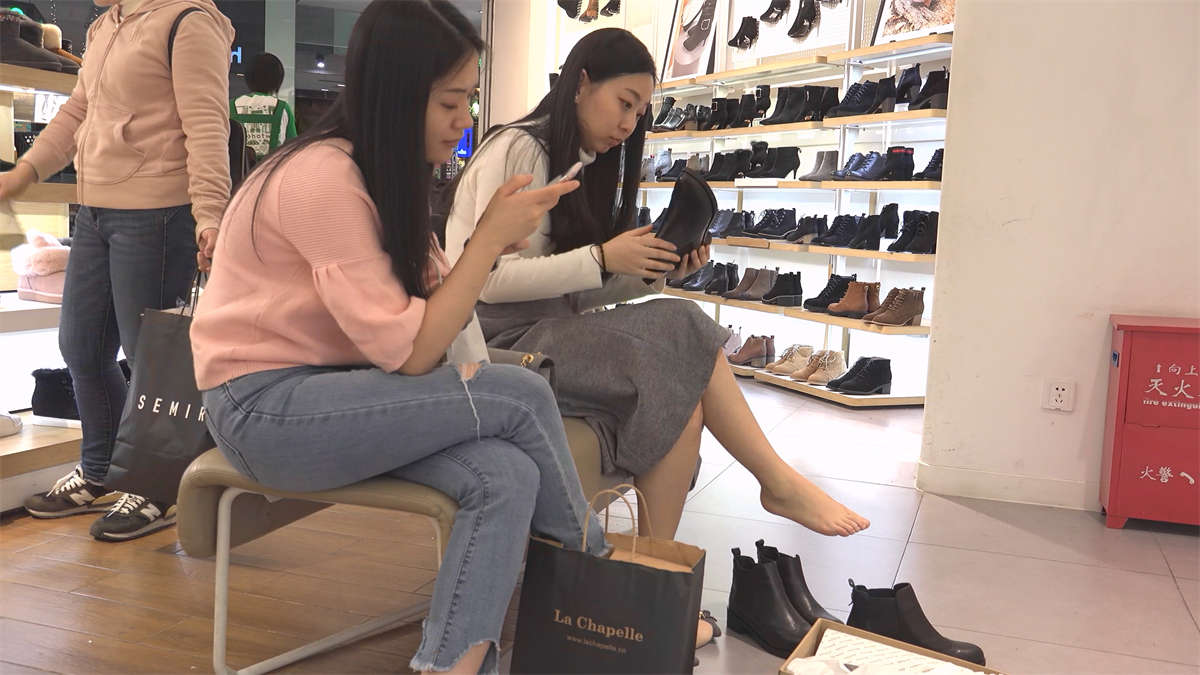 图片[2]-牛仔裤妹子跟姐妹试鞋-日更街拍