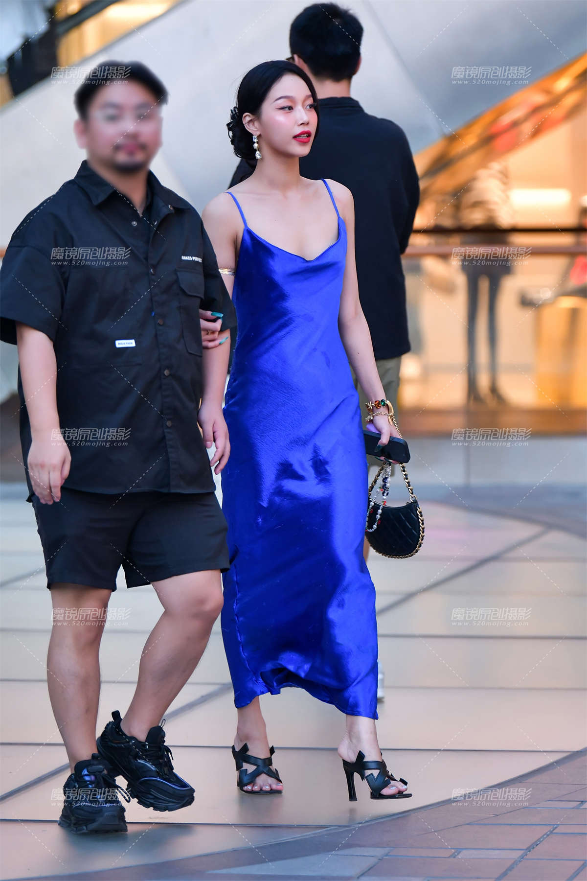 ★婀娜紫色绸缎长裙美女-日更街拍