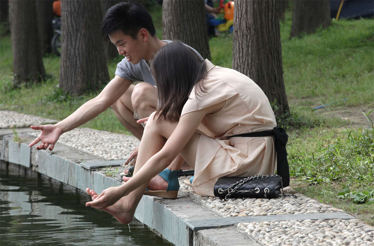 图片[2]-踏青公园街拍系列No.409 连衣裙MM河边沐足-日更街拍