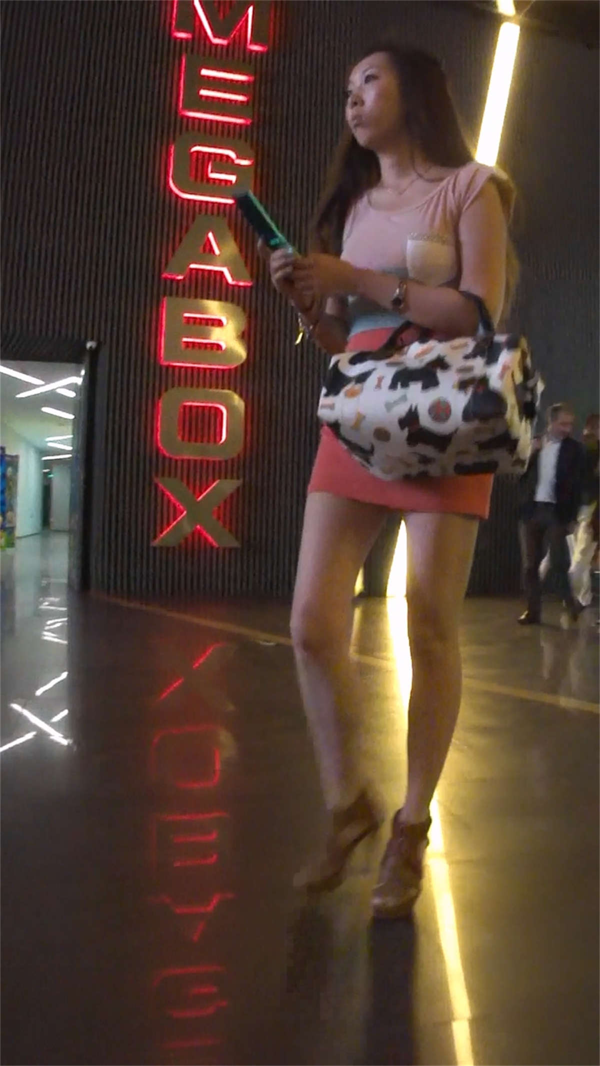 图片[2]-性感包臀短裙少妇-日更街拍