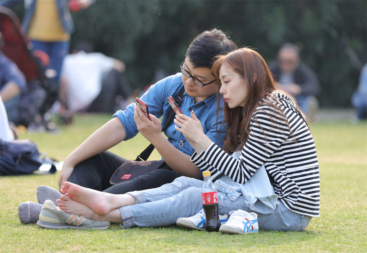 图片[2]-踏青公园街拍系列No.1635 清纯款长发美人，娇小纤细的纯天然美足带你起飞-日更街拍