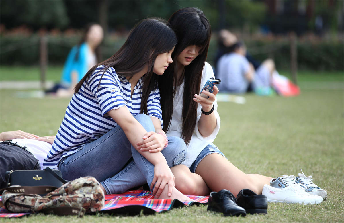 图片[2]-踏青公园街拍系列No.860 两个漂亮的女孩草地上很多动作 第1套-日更街拍