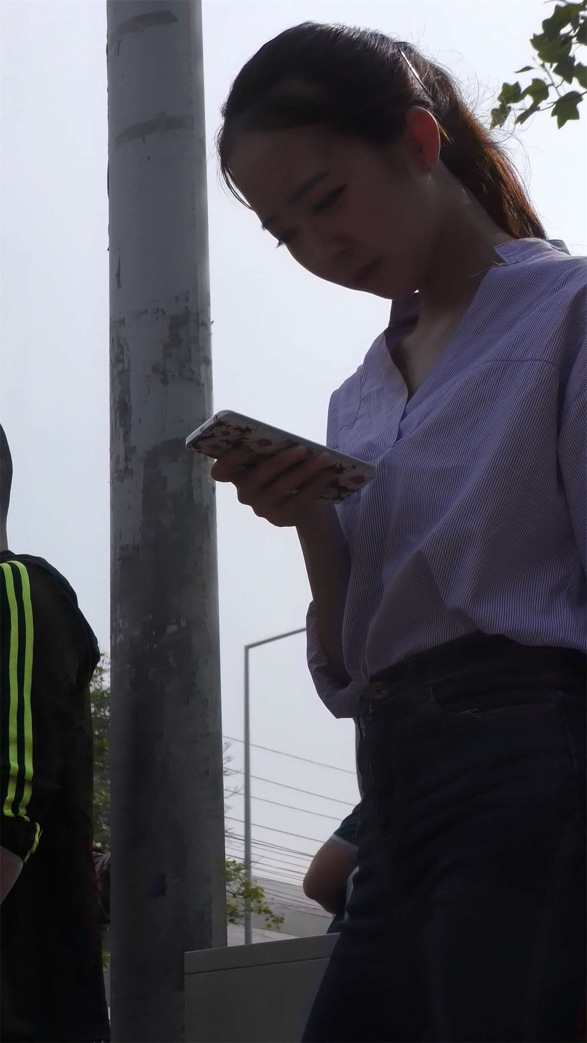 图片[2]-极品紧身蓝牛马尾辫天生丽质美女-日更街拍