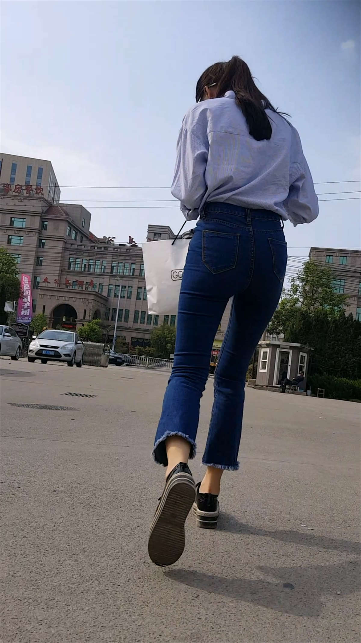 极品紧身蓝牛马尾辫天生丽质美女-日更街拍