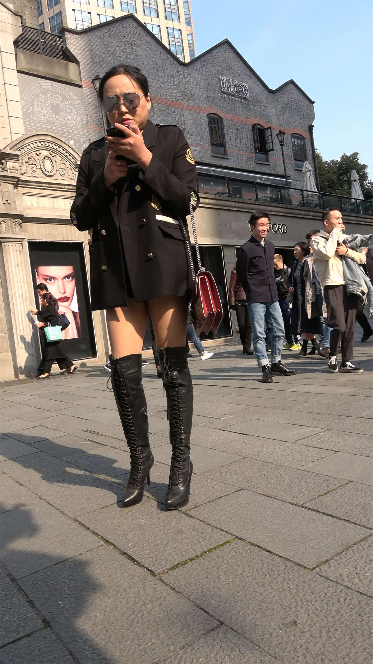 长筒靴丝袜美腿美眉-日更街拍
