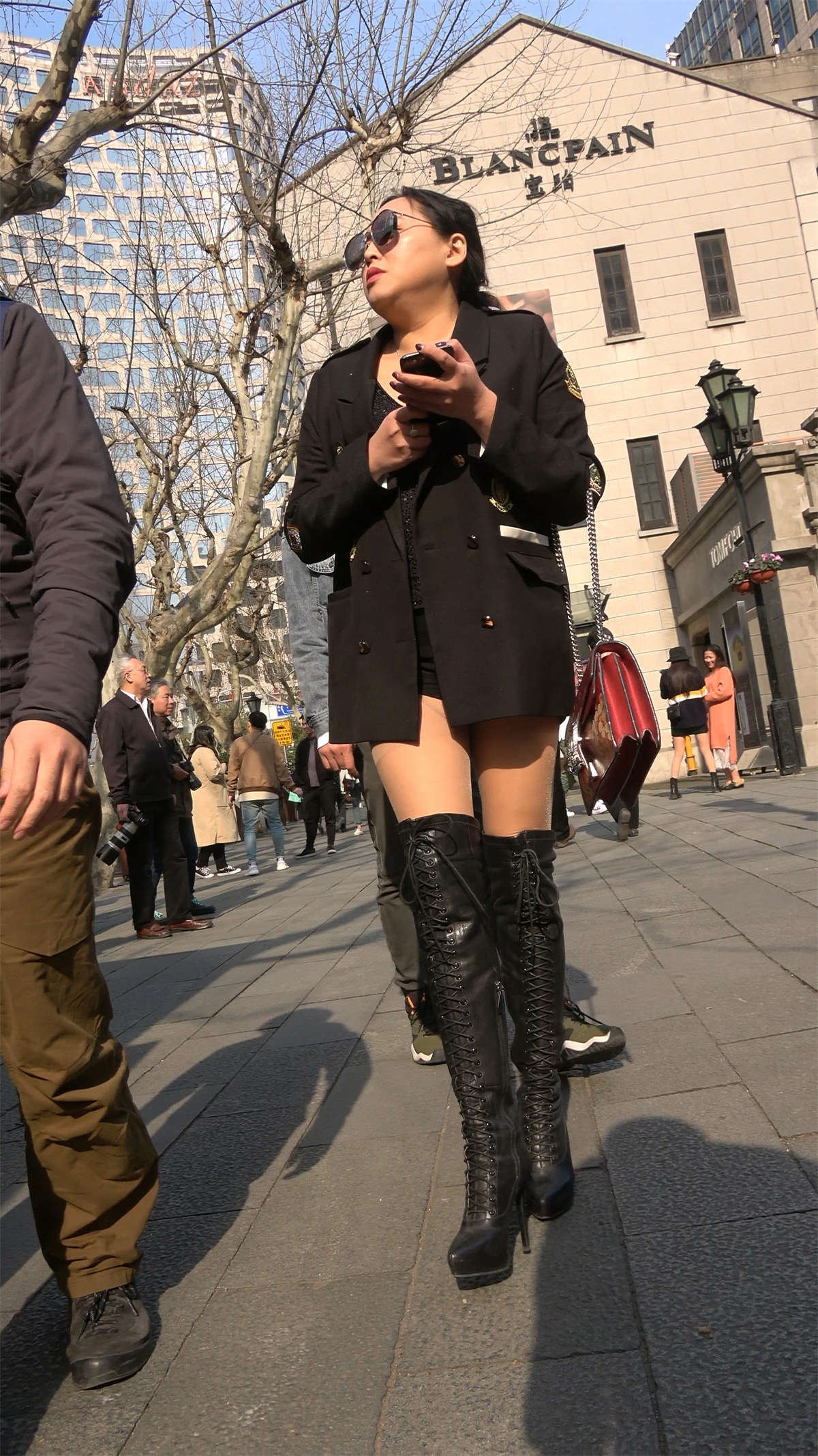 图片[2]-长筒靴丝袜美腿美眉-日更街拍