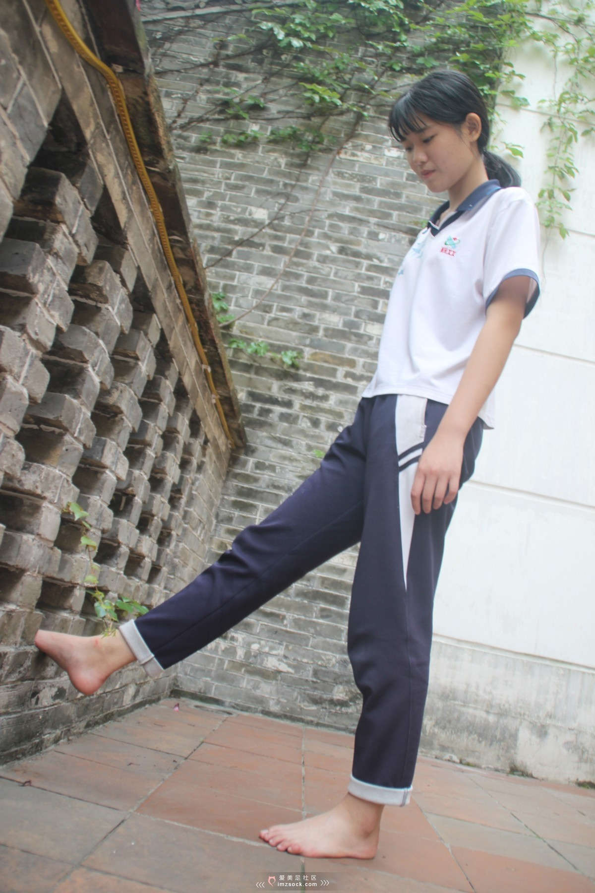 图片[2]-MZSOCK-2018 No.64 校服滑板少女的 小嫩脚-日更街拍