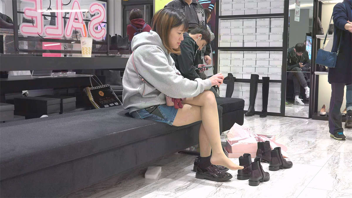 图片[2]-漂亮妹子冬日双层袜-日更街拍