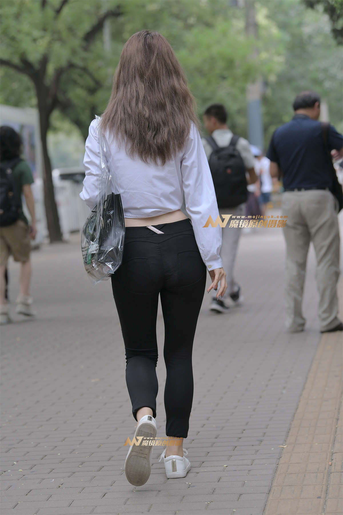 图片[2]-【红石赛帖】黑色紧身裤美女-日更街拍