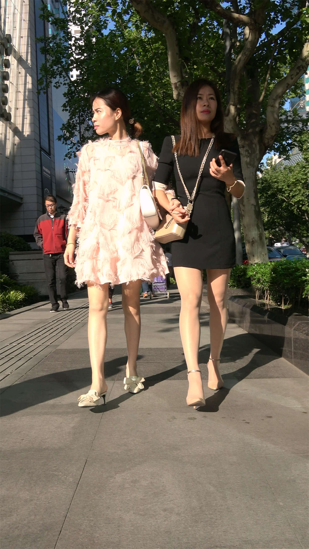 图片[2]-性感丝袜美腿美女一起逛街-日更街拍