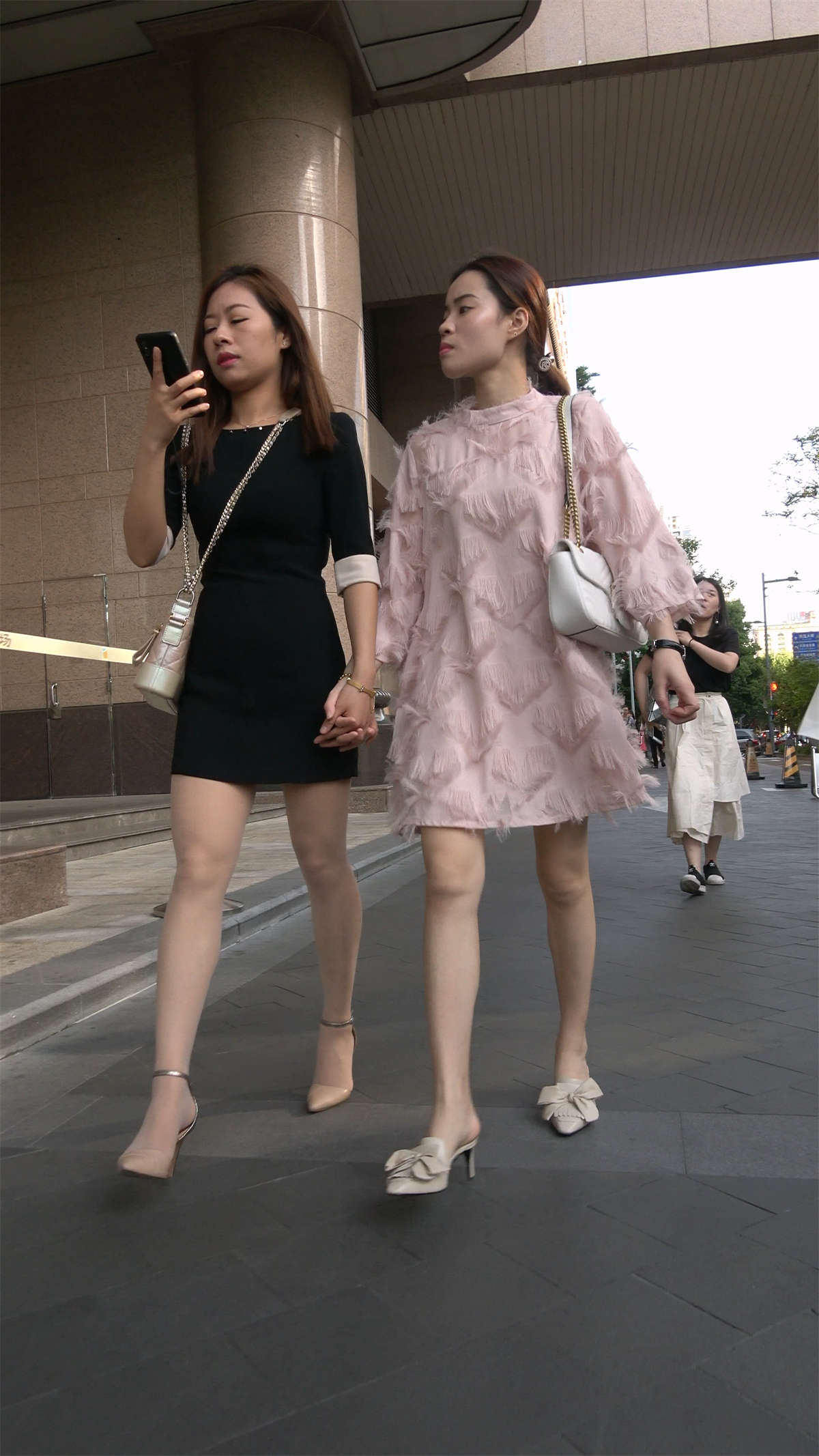 性感丝袜美腿美女一起逛街-日更街拍