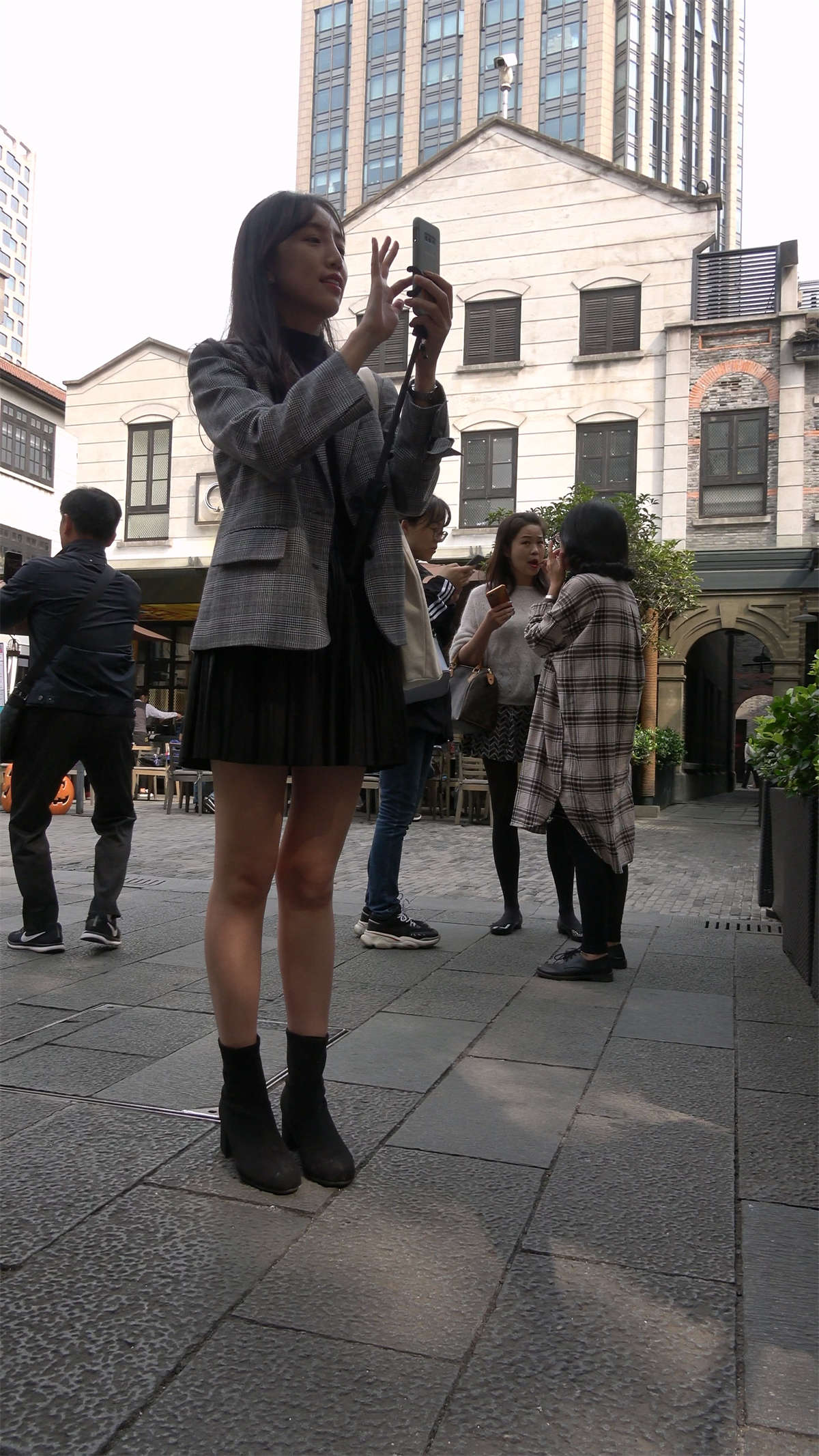 图片[2]-百褶短裙小姐姐爱自拍-日更街拍