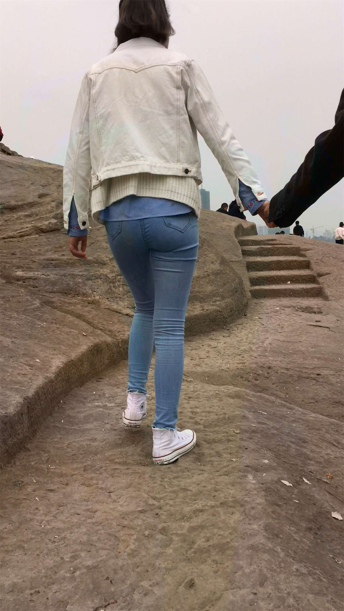 图片[2]-极品紧身蓝牛小清新美女-日更街拍