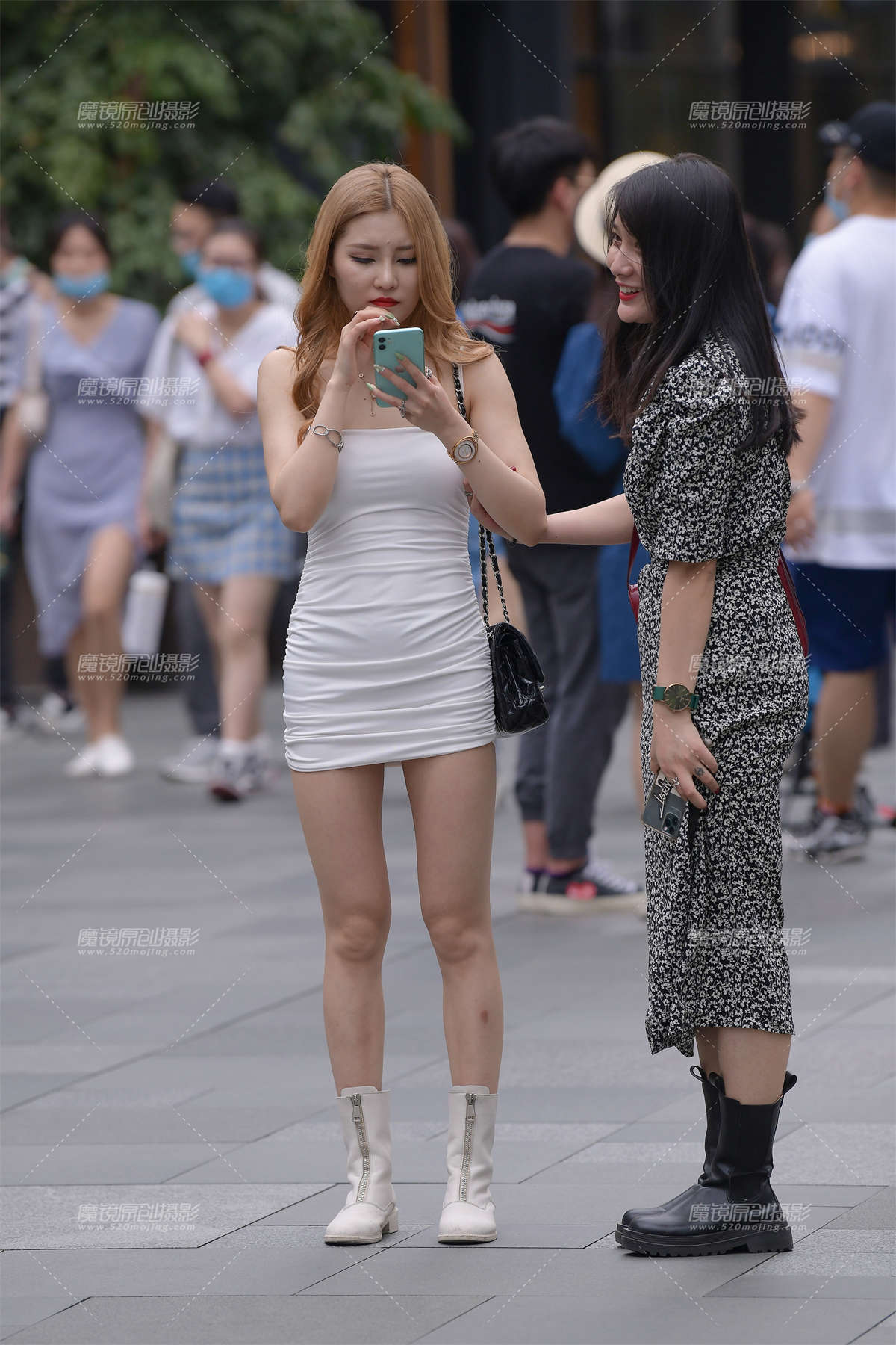 裹胸包臀裙美女-日更街拍