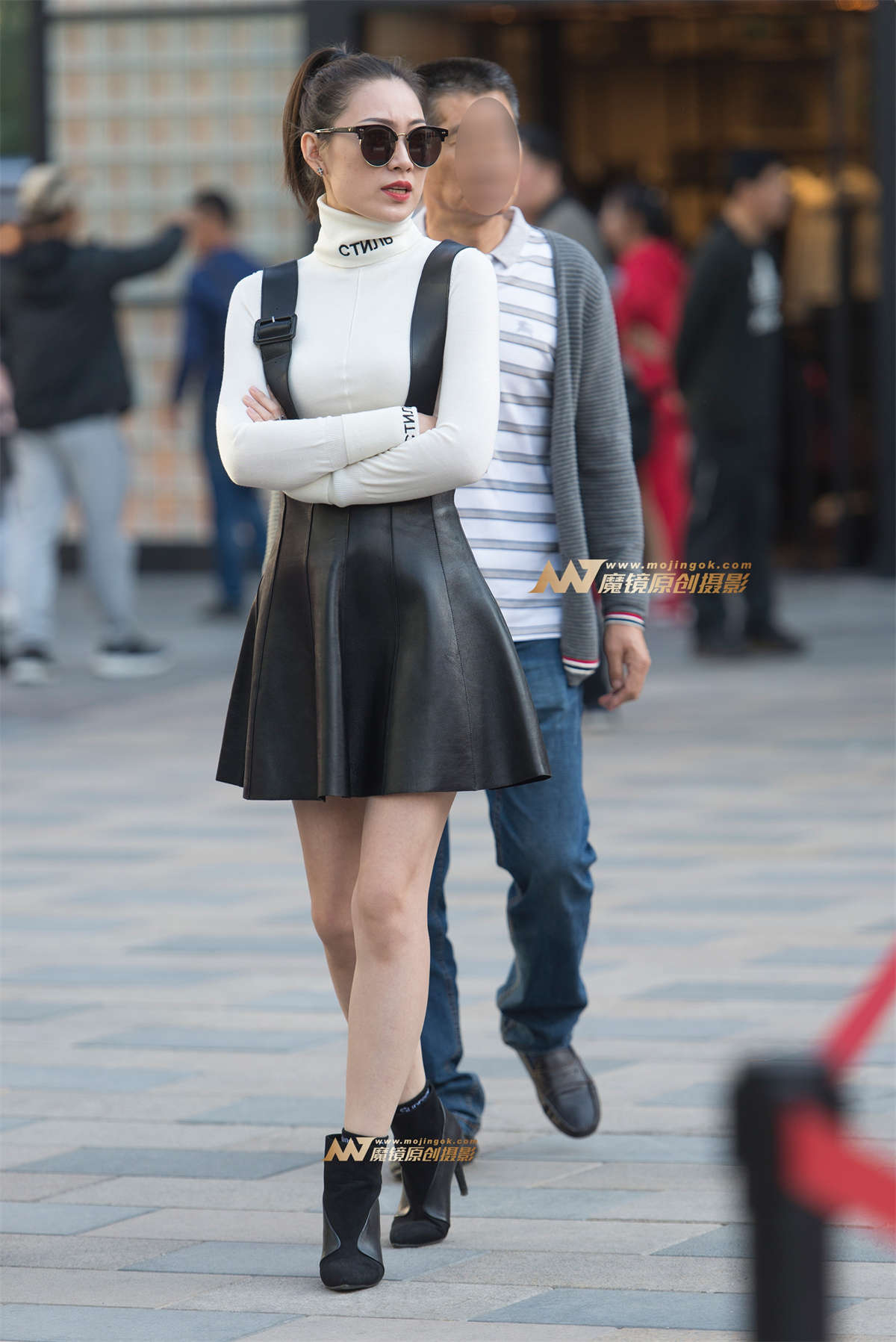 微笑时好美！皮裙美女-日更街拍