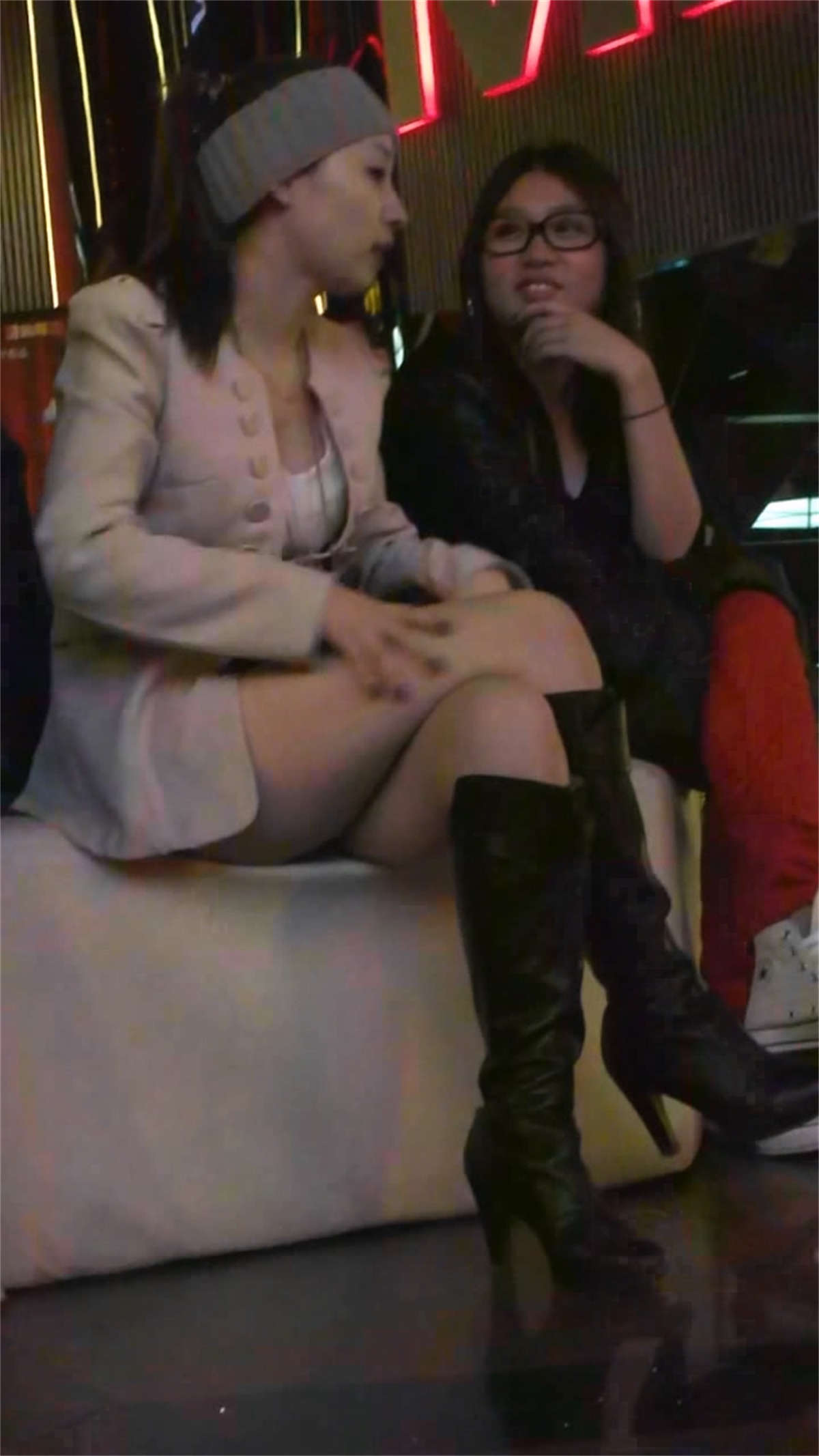 图片[2]-性感的高跟长靴，又白又嫩的美腿-日更街拍