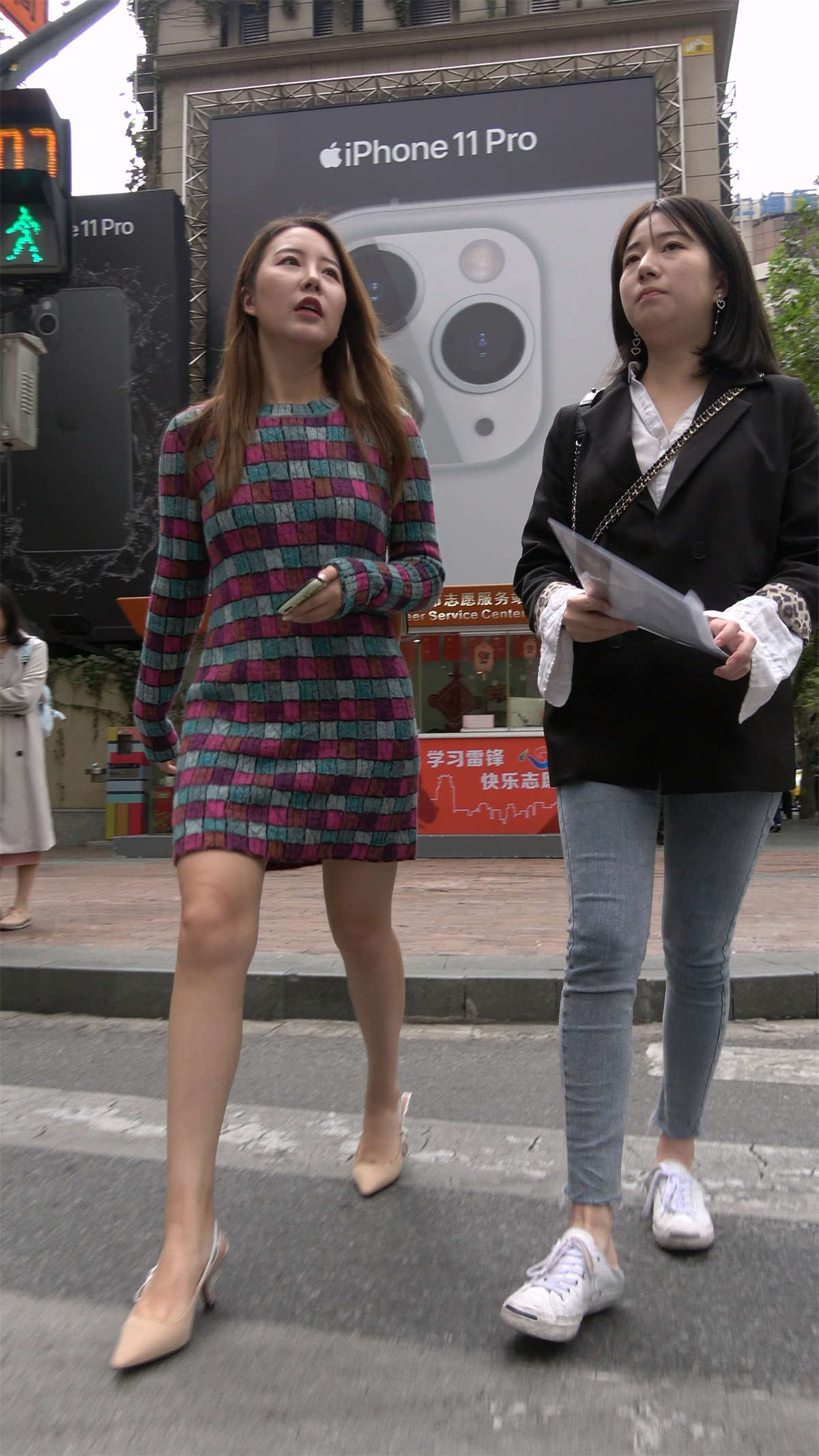 美丽大方气质高跟小姐姐-日更街拍