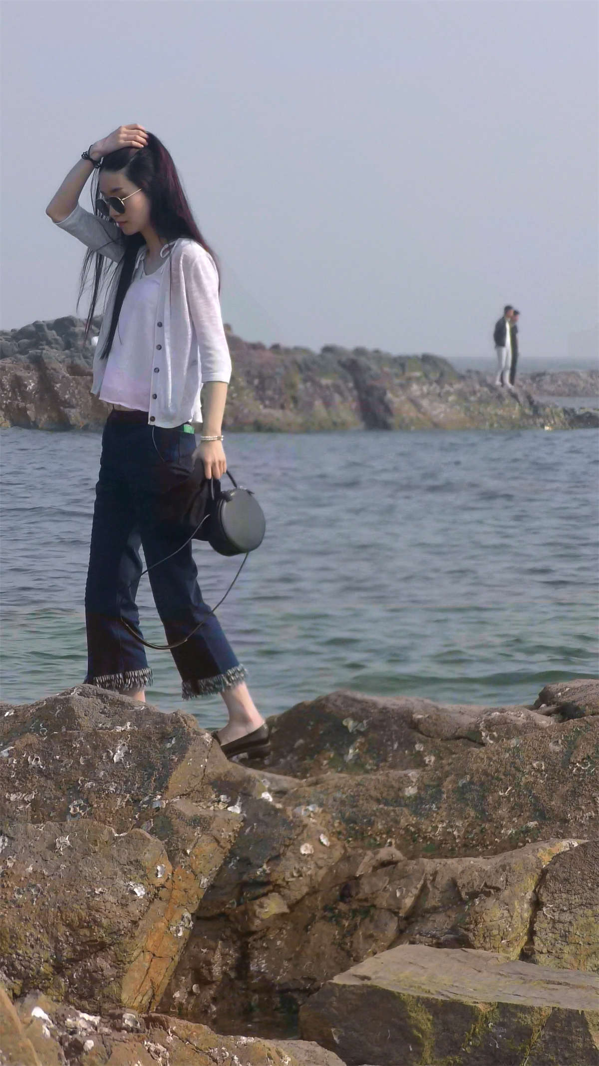 图片[2]-天生丽质逆天颜值白衬衫牛仔裤小清新美女-日更街拍