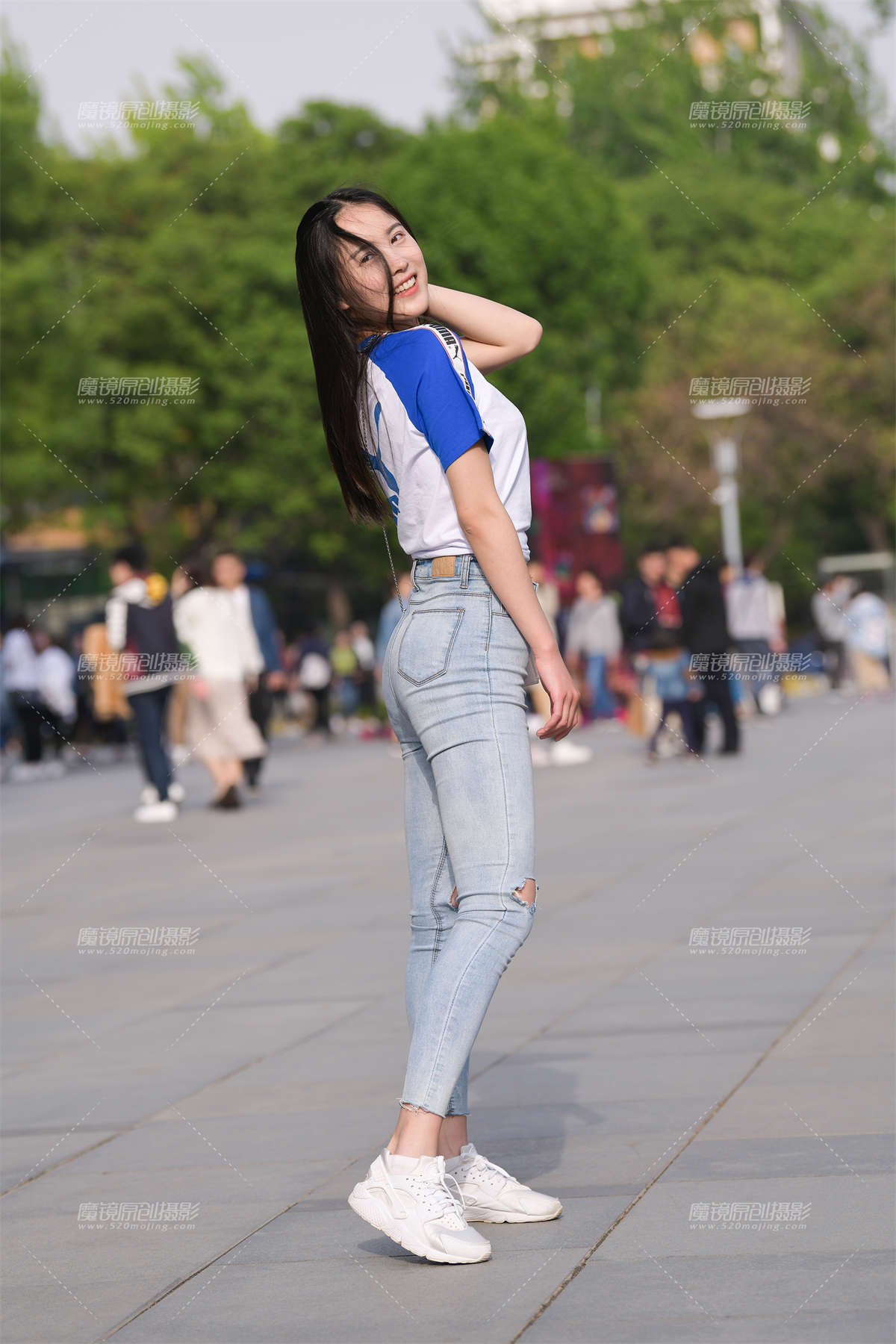 蓝色牛仔裤美女-日更街拍