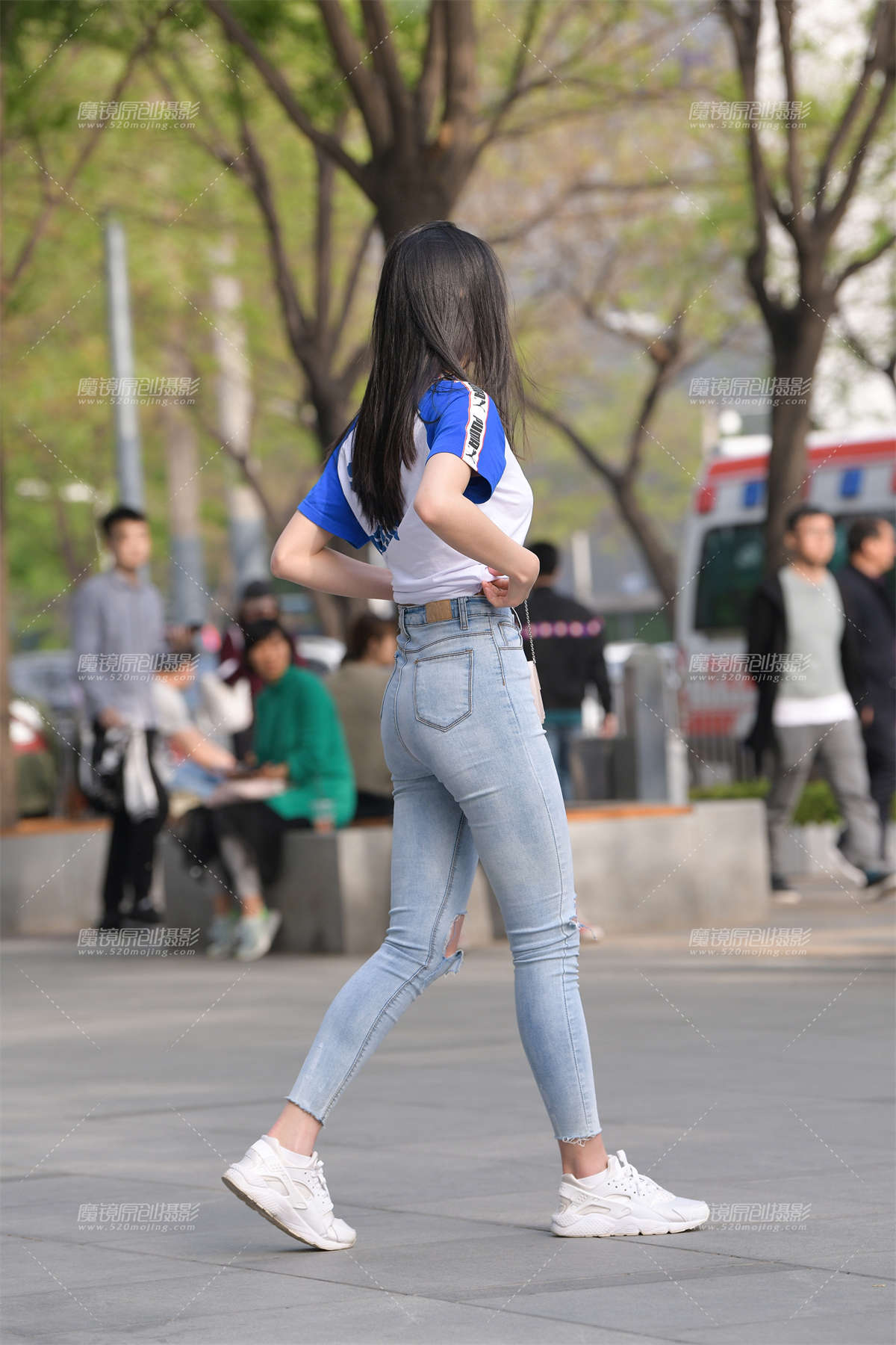 图片[2]-蓝色牛仔裤美女-日更街拍
