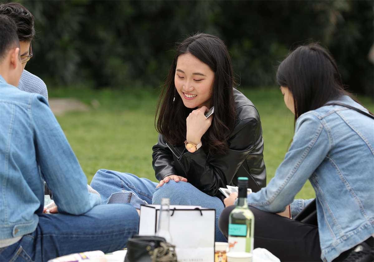 图片[2]-踏青公园街拍系列No.1637 漂亮姑娘的透明黑丝船袜上汗渍很明显-日更街拍