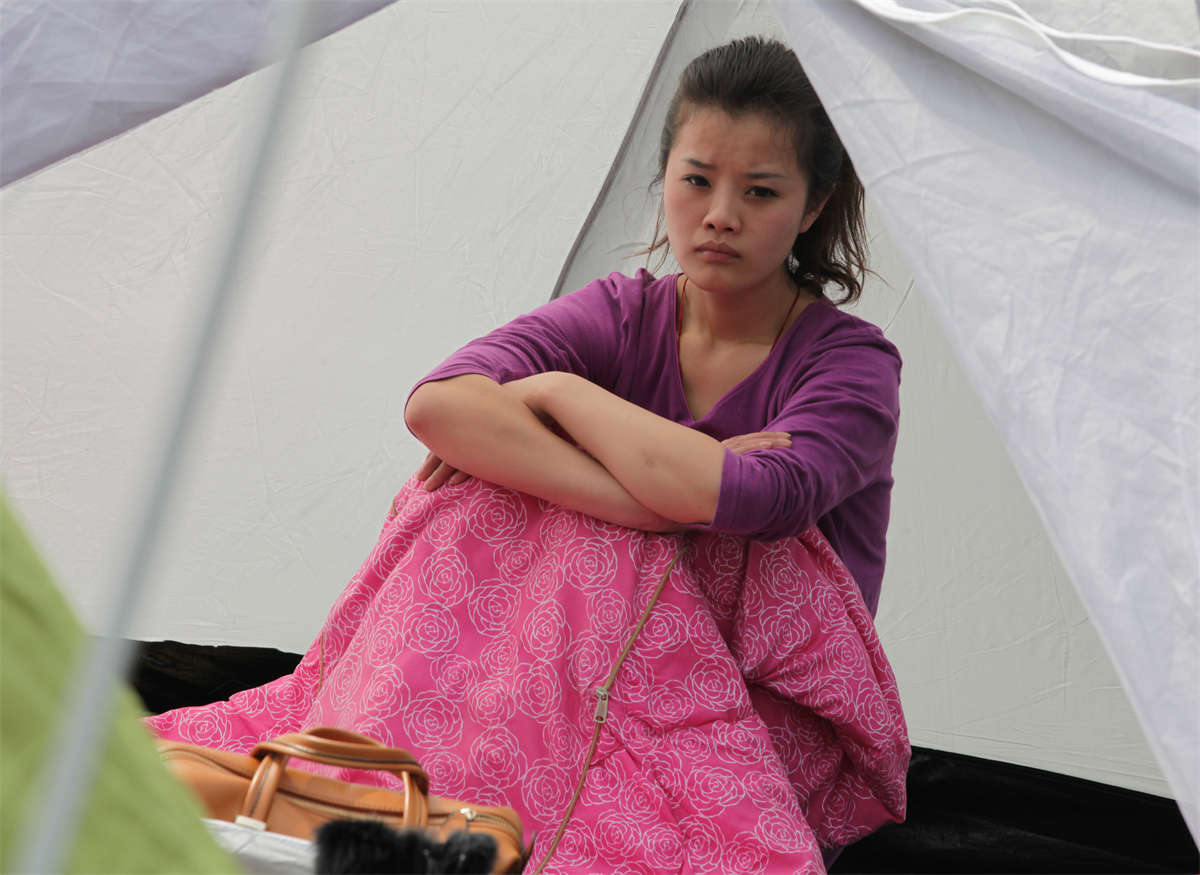 图片[2]-踏青公园街拍系列No.862 帘子拉上前一刻，拍到肉丝美足高翘的动作-日更街拍