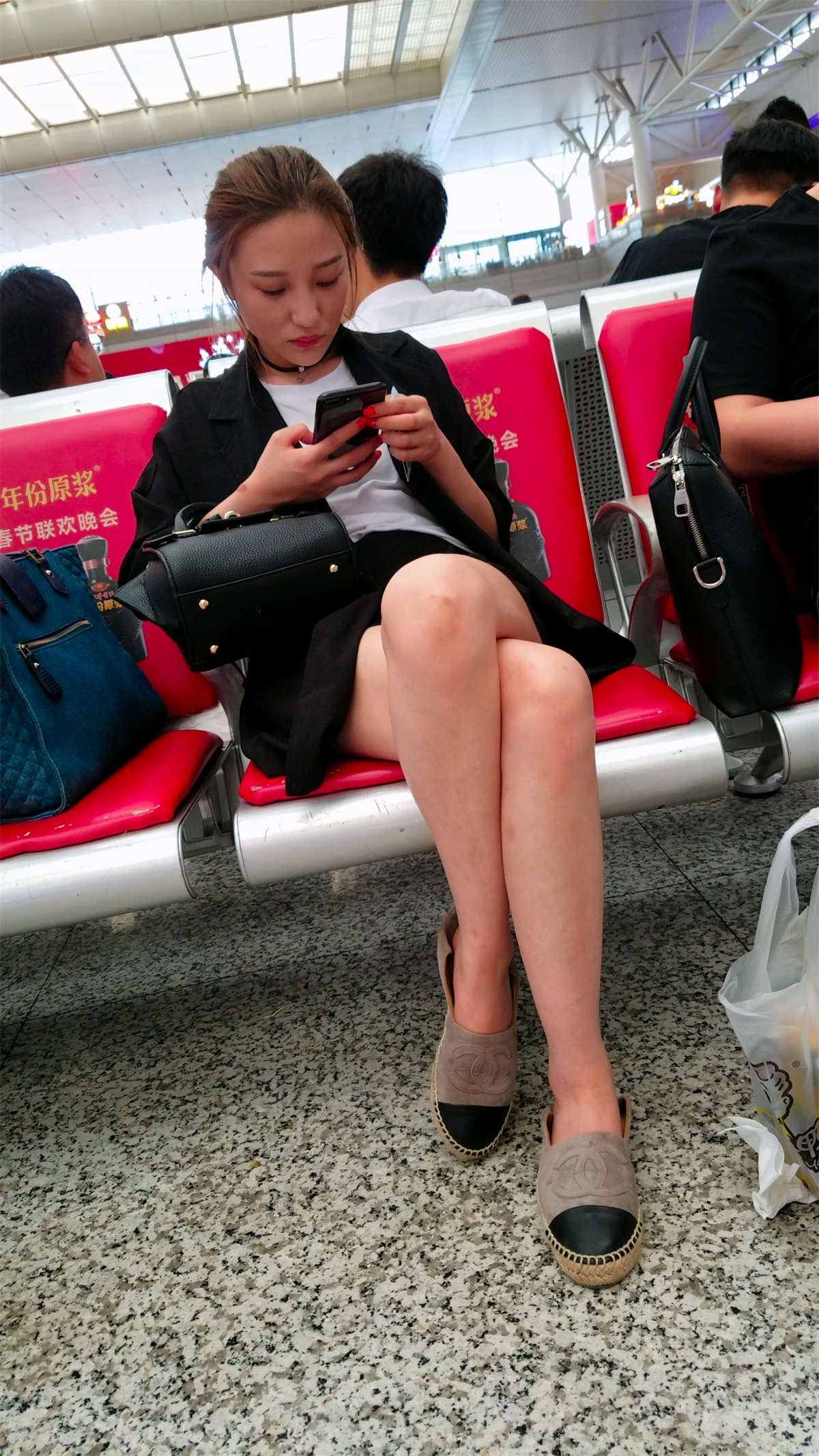 图片[2]-黑色包臀短裙美少妇性感白皙美腿-日更街拍