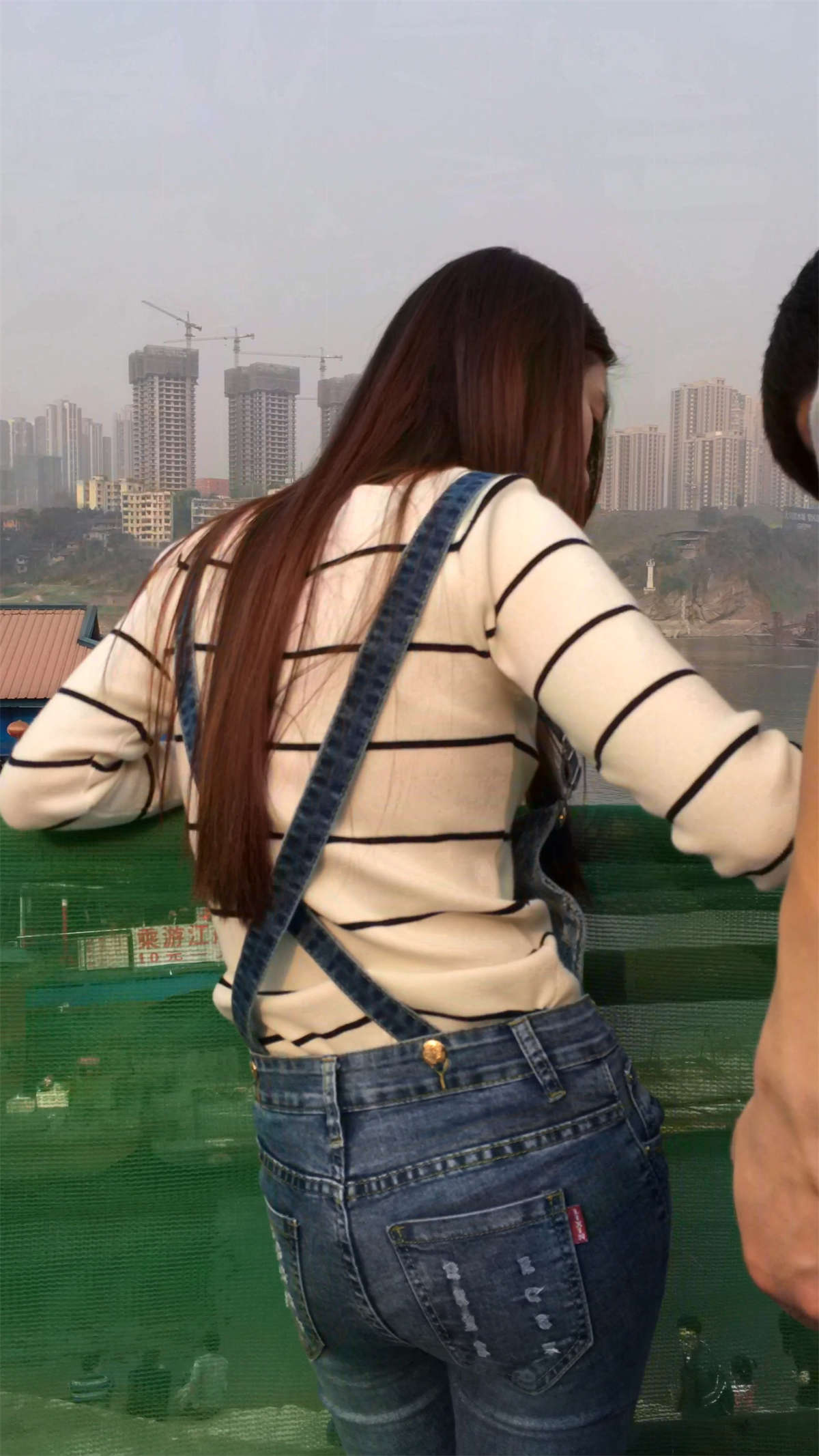 超紧吊带脸色牛仔裤美女-日更街拍