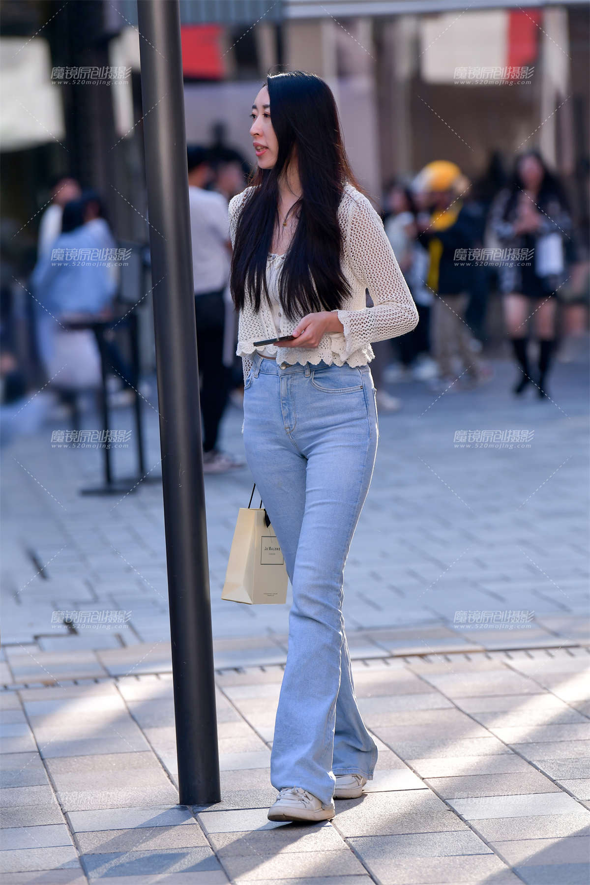 图片[2]-★高挑浅色牛仔裤美女-日更街拍