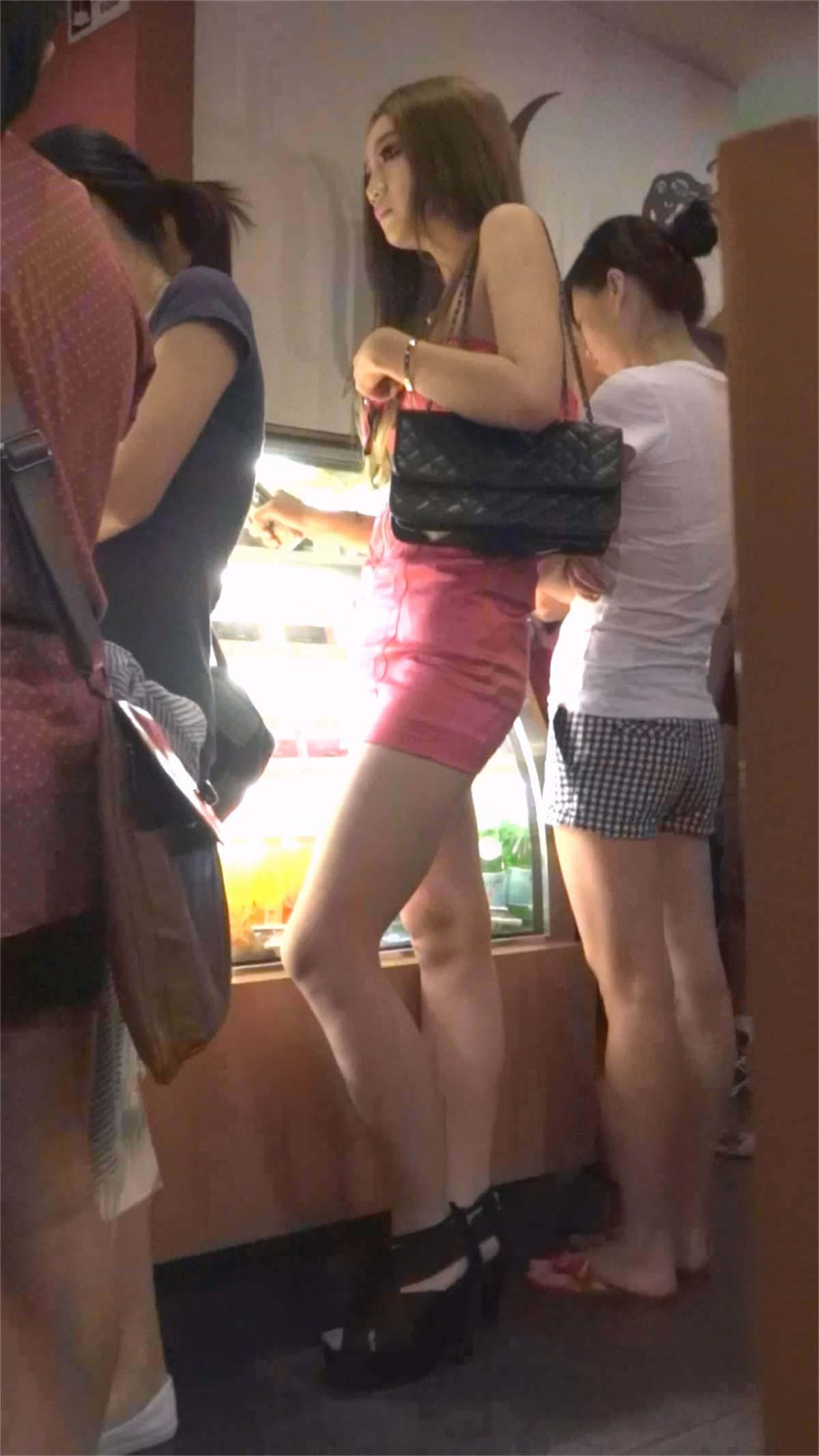性感的红色包臀裙露背装美女-日更街拍