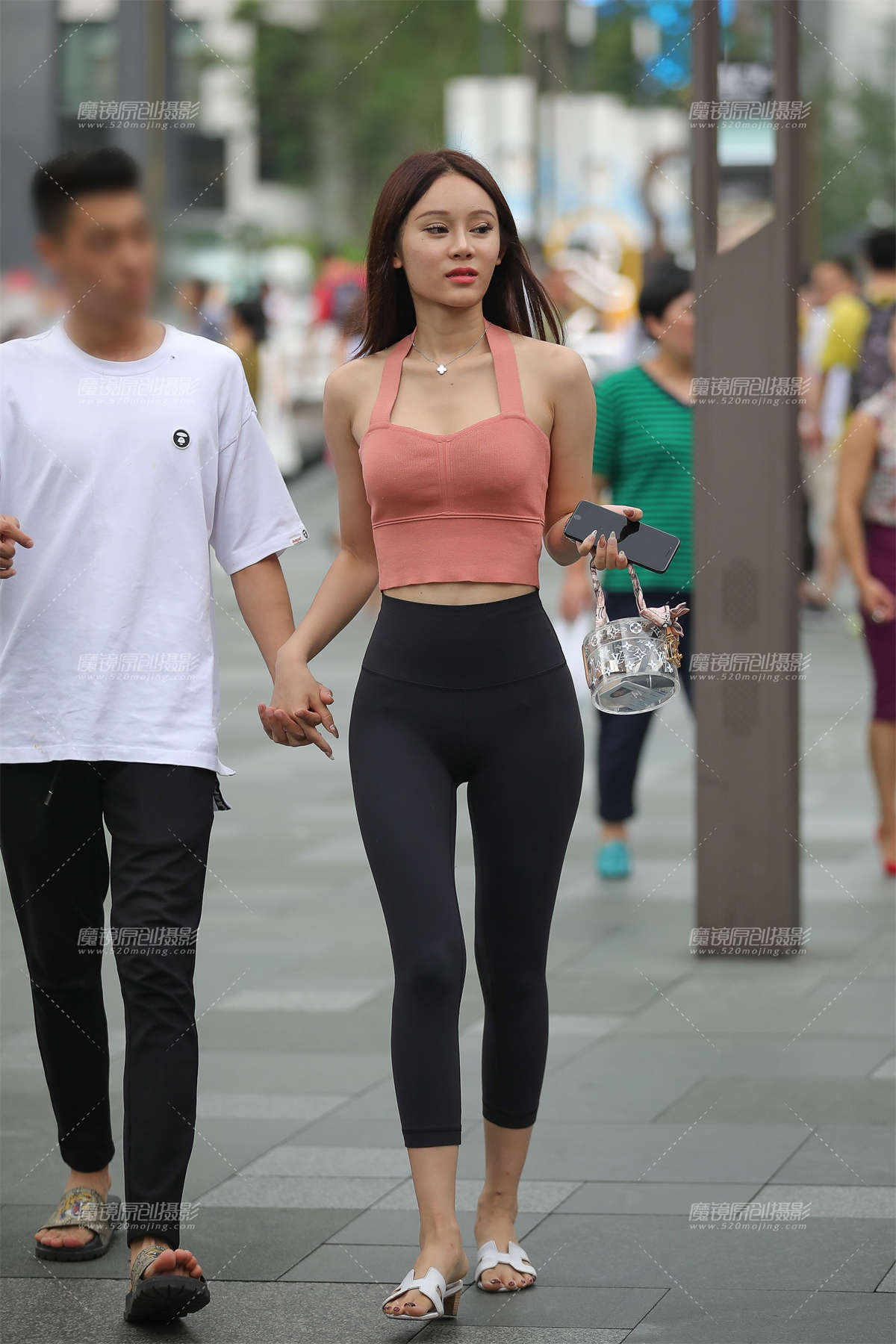 【凯恩赛贴】这个小姐姐和紧身裤很搭-日更街拍