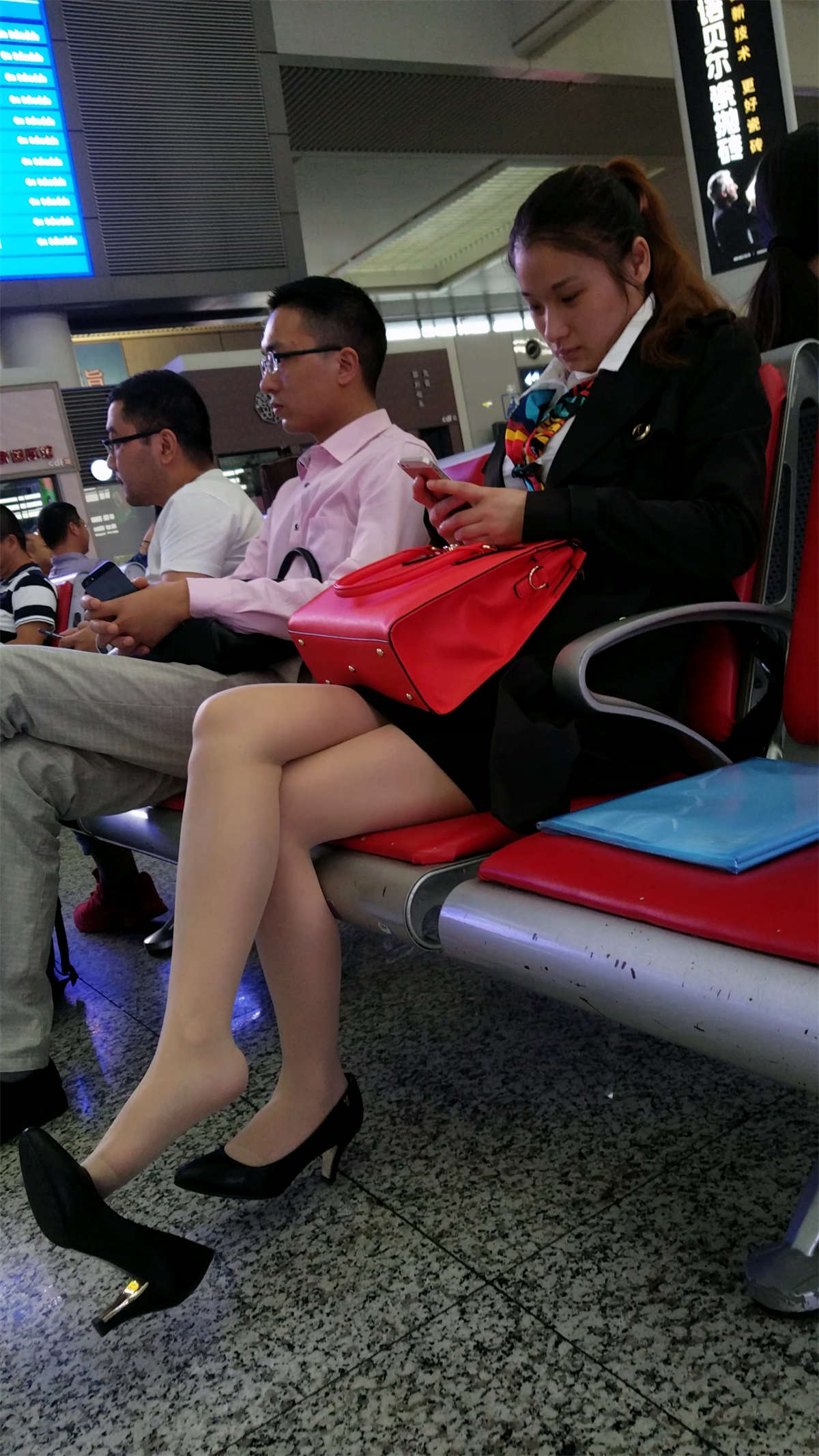 图片[2]-火车站黑色制服包臀短裙少妇高跟肉丝美腿-日更街拍