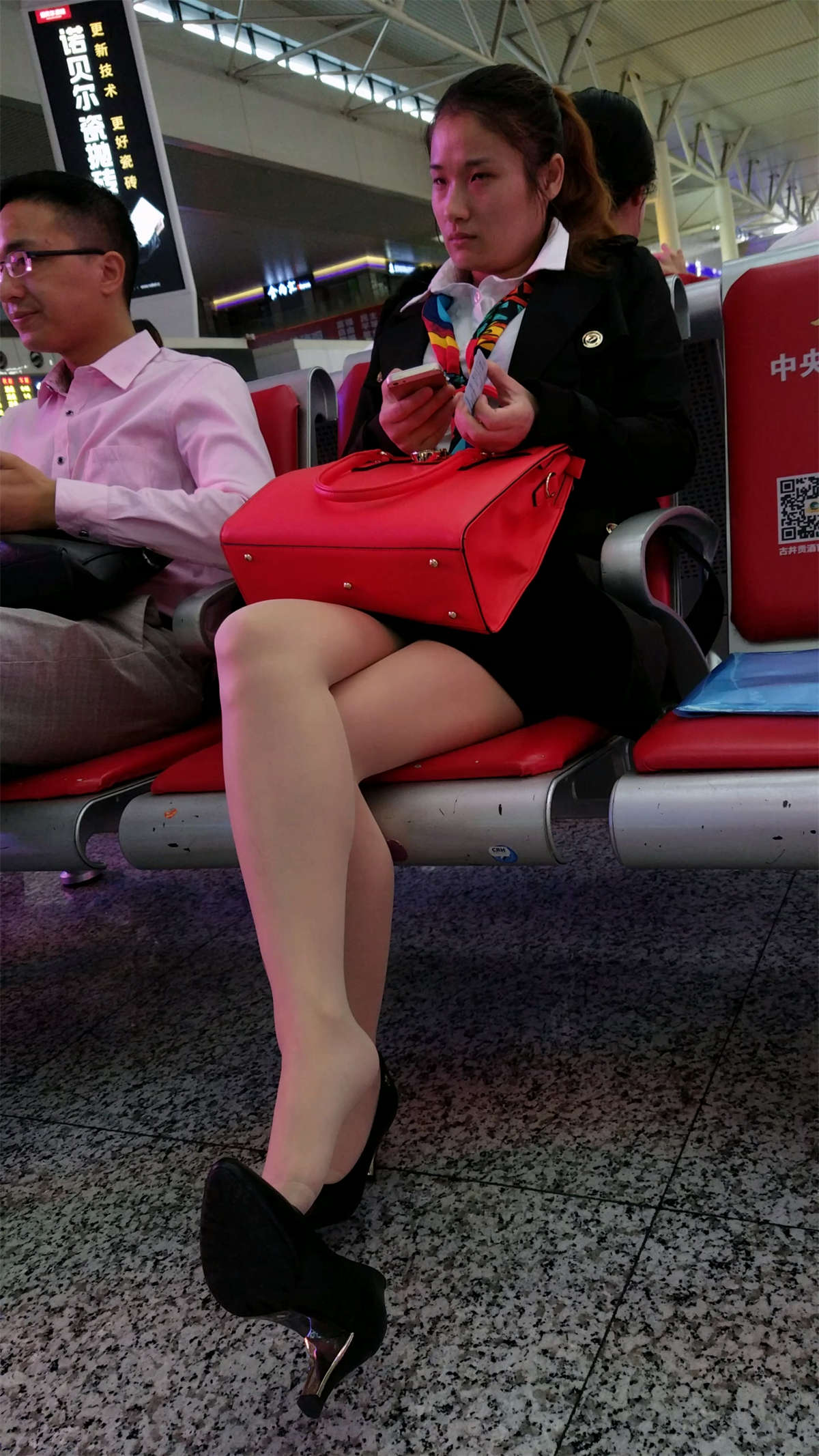 火车站黑色制服包臀短裙少妇高跟肉丝美腿-日更街拍