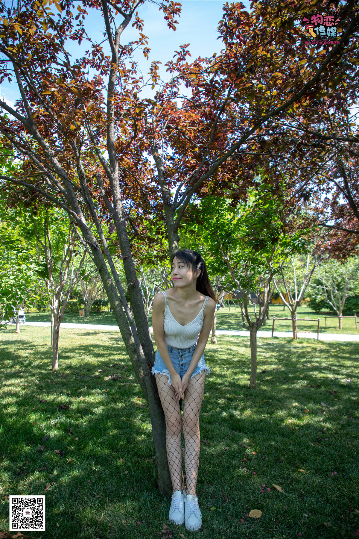 图片[2]-物恋传媒No.026期：小萱-白T恤与黑色渔网袜更配哦-日更街拍