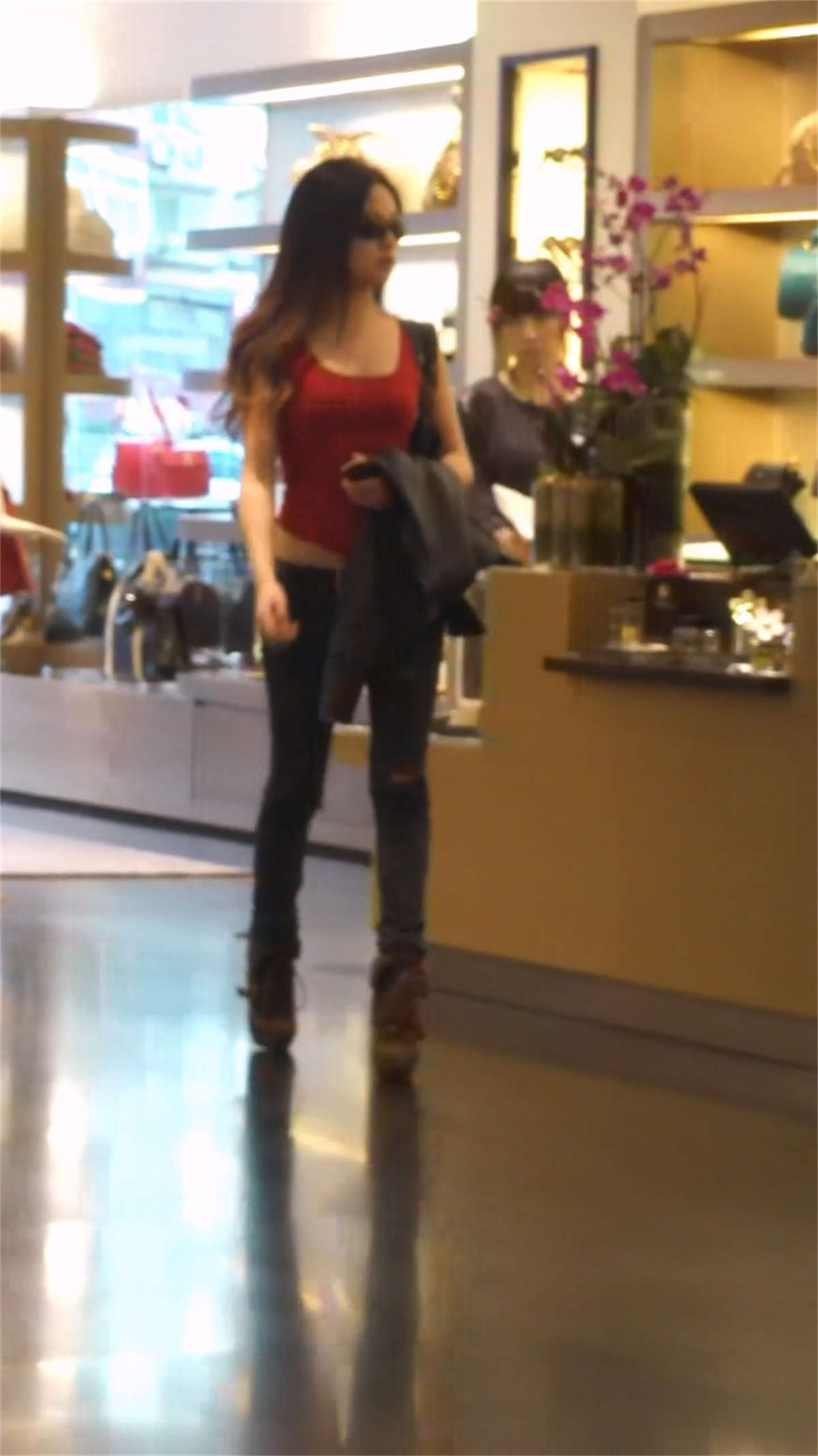 图片[2]-性感低腰紧身牛仔裤美女-日更街拍