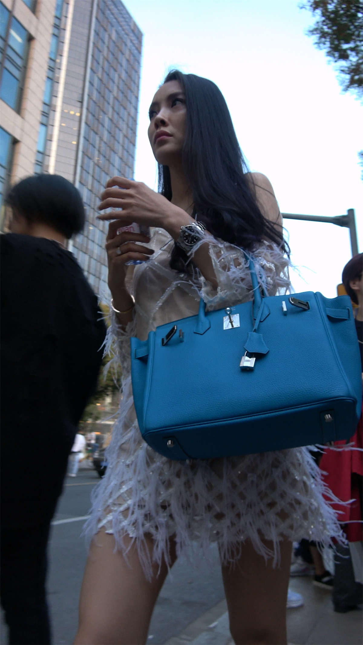 图片[2]-性感时尚连衣裙美女-日更街拍