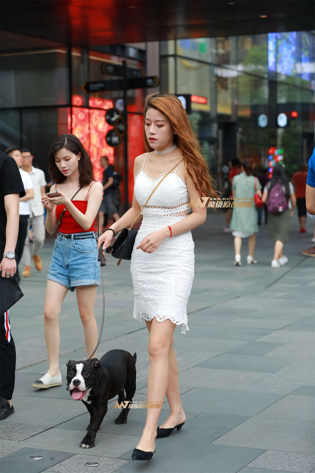 小吊带包臀裙 遛狗的小姐姐-日更街拍