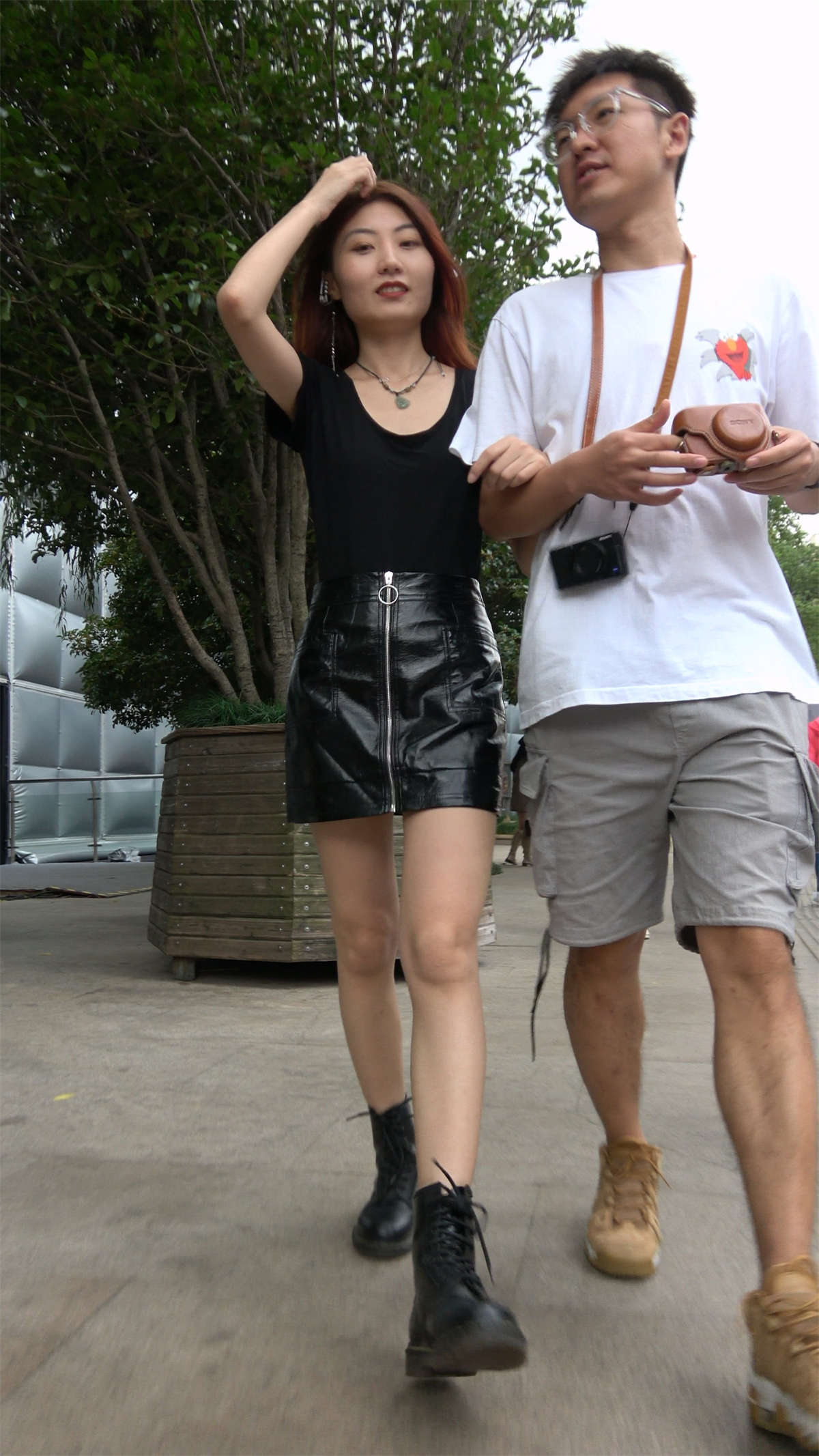 图片[2]-漂亮的皮短裙黑色T恤小姐姐-日更街拍