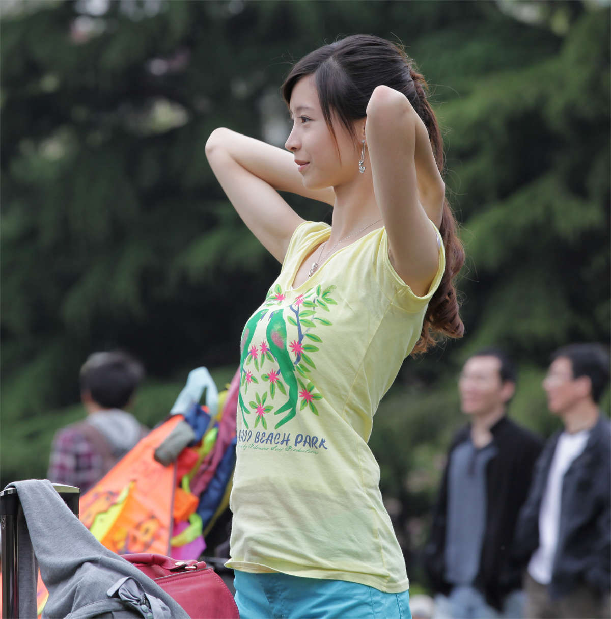 图片[2]-踏青公园街拍系列No.413 两组长丝开餐，首发不露脚也要给大家看一眼的美少女-日更街拍