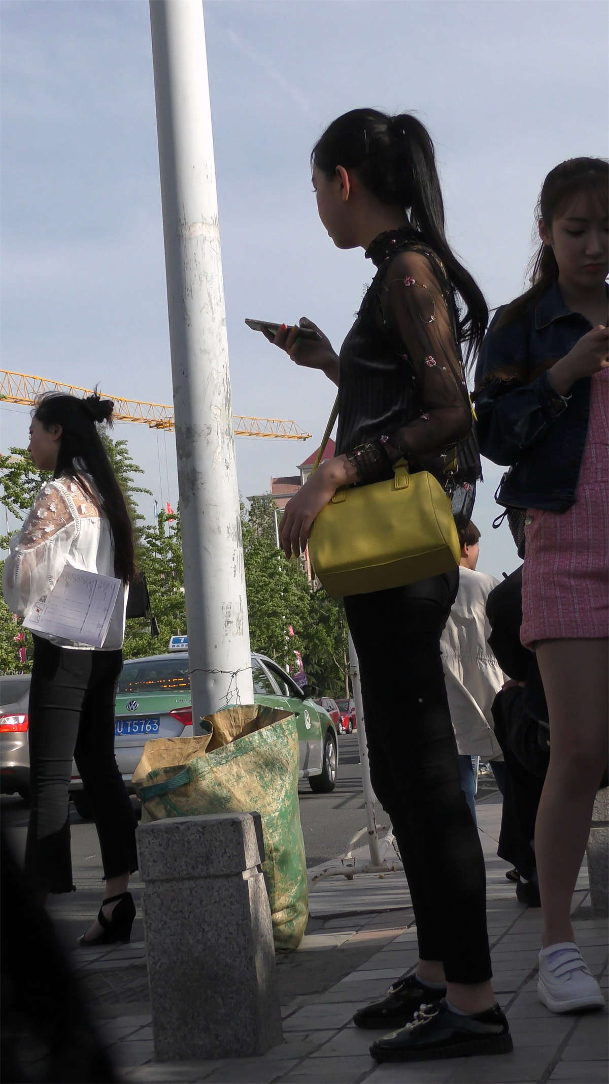 黑色蕾丝衣紧身裤马尾辫-日更街拍