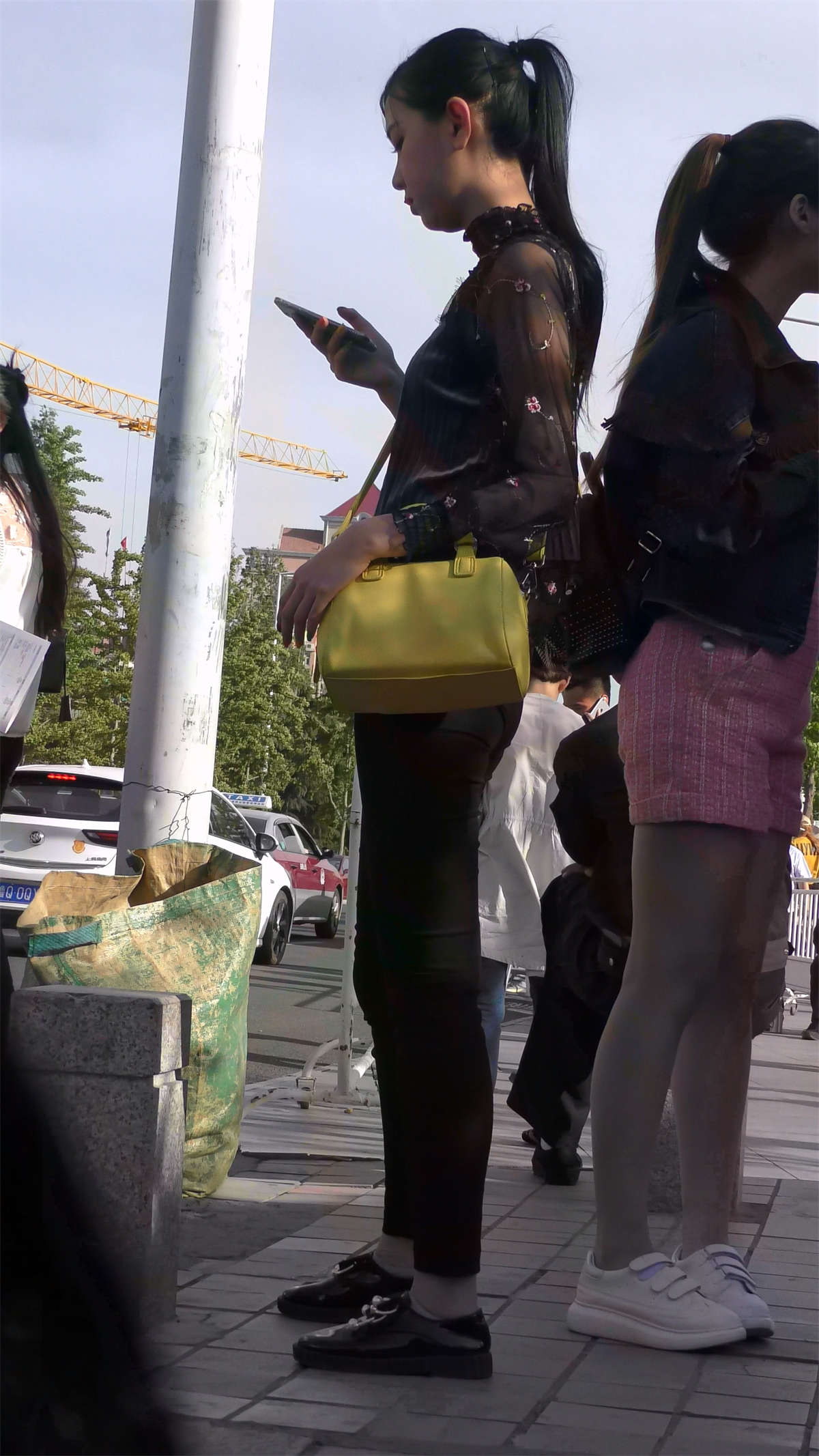 图片[2]-黑色蕾丝衣紧身裤马尾辫-日更街拍