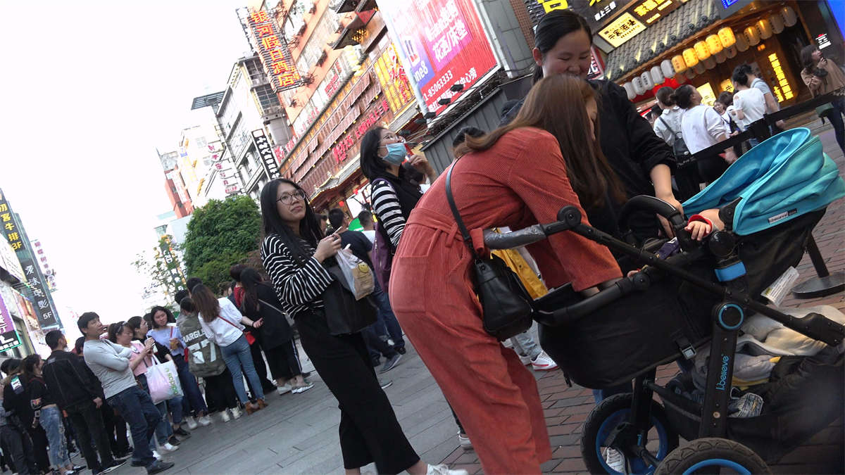 小平鞋白嫩美足气质美女-日更街拍