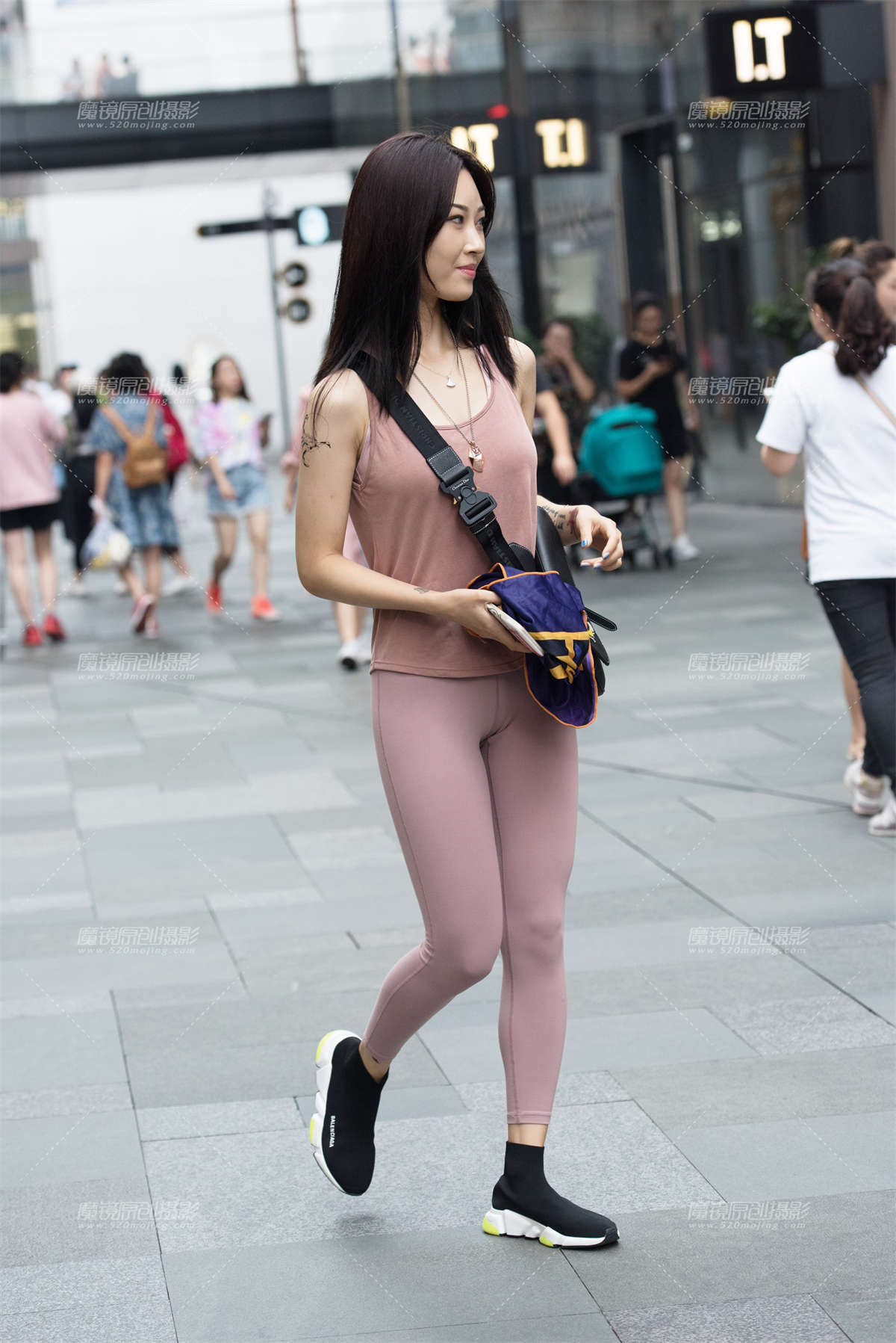 瑜伽裤美女-日更街拍