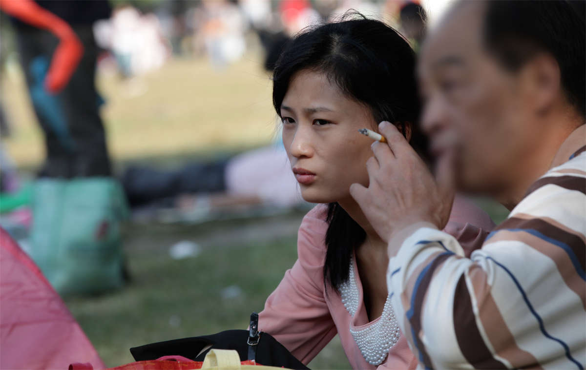 图片[2]-踏青公园街拍系列No.864 红裙长肉丝，女孩眼神犀利-日更街拍