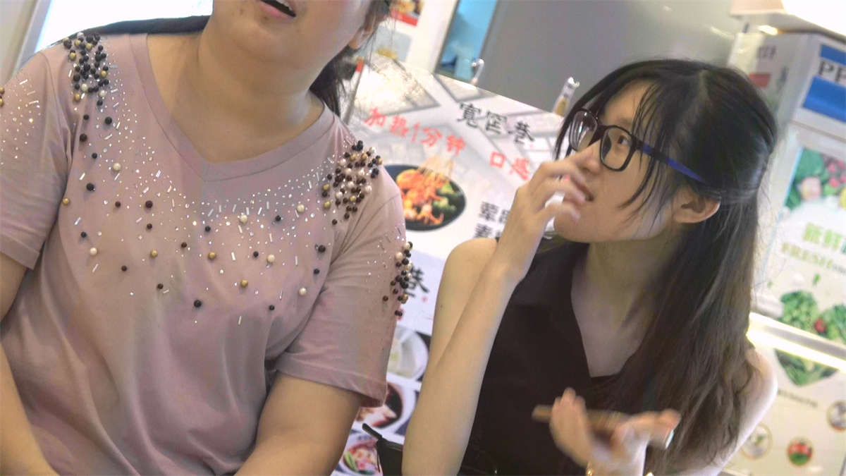 图片[2]-跟肥闺蜜在一起的银白高跟眼镜妹-日更街拍