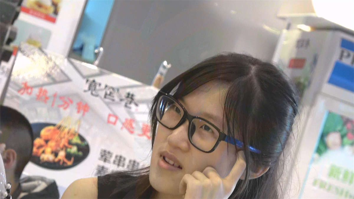 跟肥闺蜜在一起的银白高跟眼镜妹-日更街拍