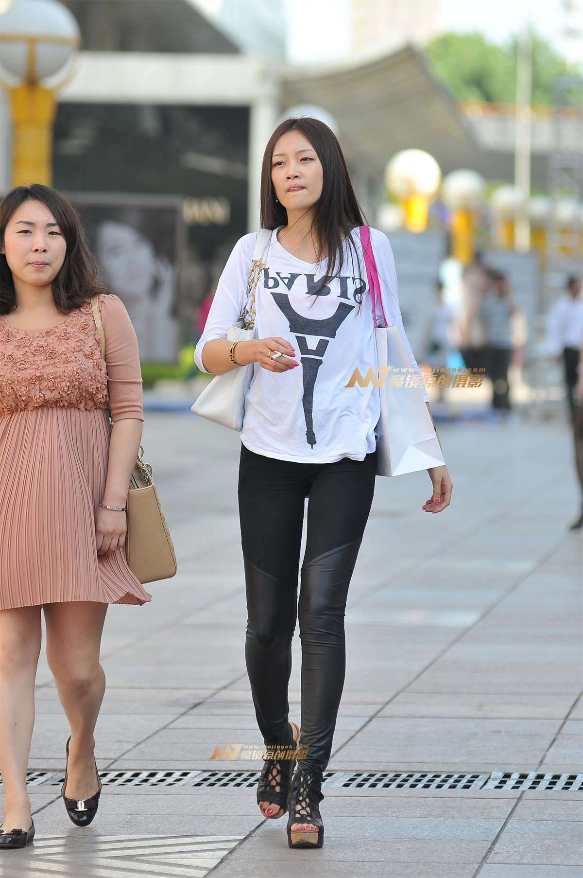 黑紧身裤 高挑美女-日更街拍