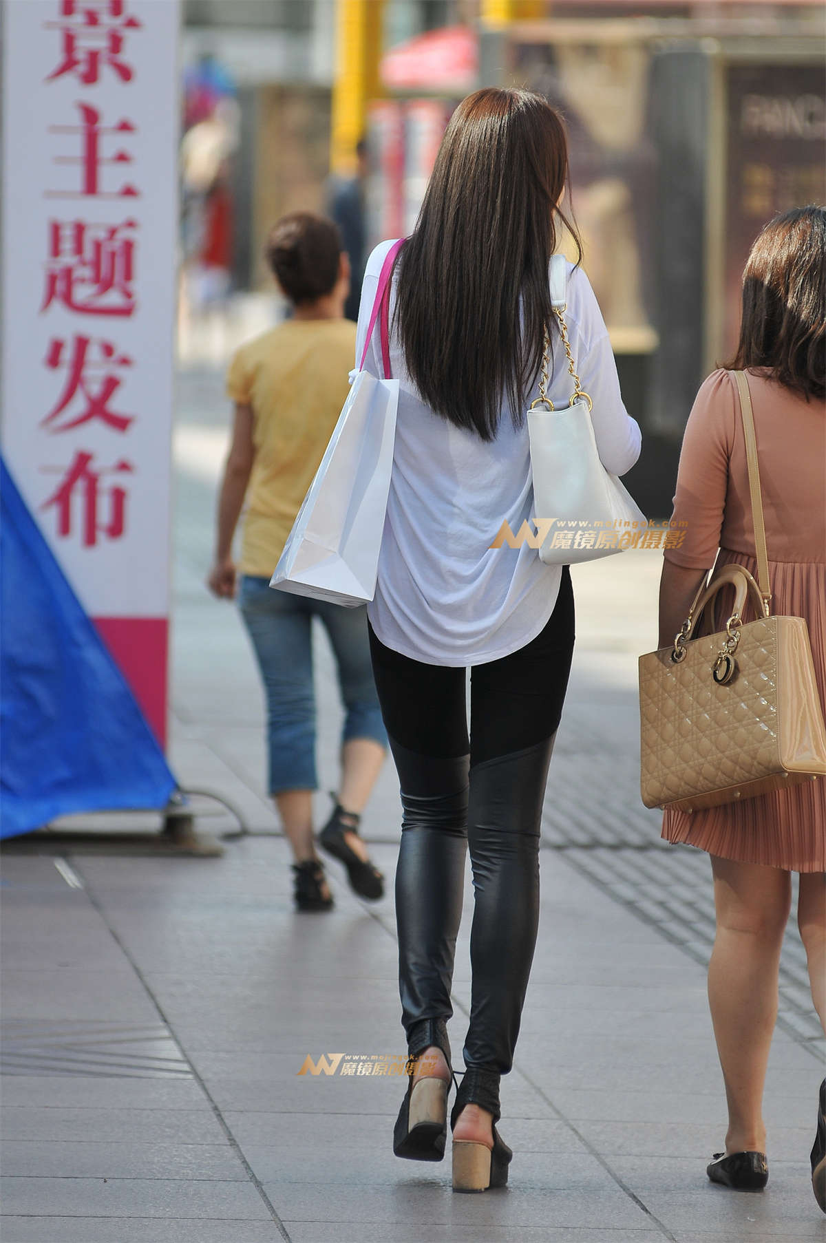 图片[2]-黑紧身裤 高挑美女-日更街拍