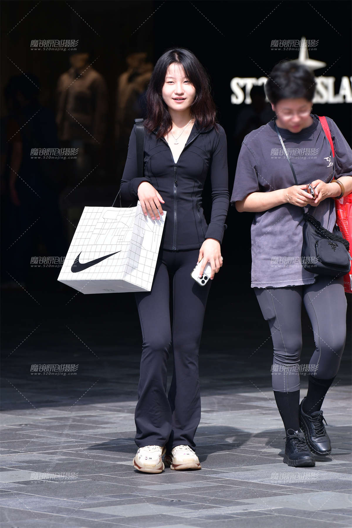 ★黑色紧身裤小美女-日更街拍