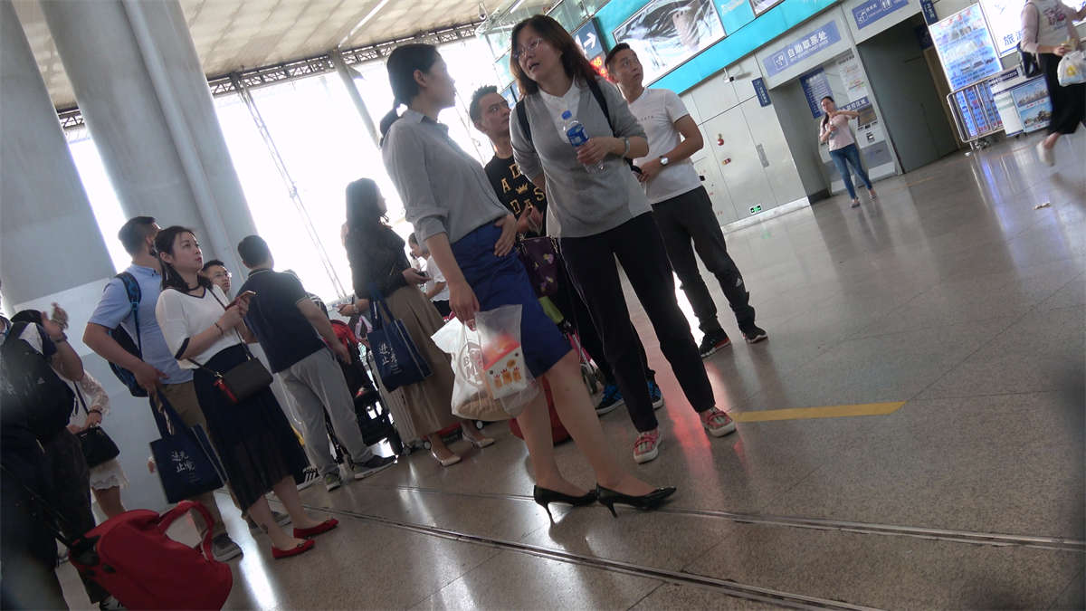 少妇性感的长腿高跟鞋-日更街拍